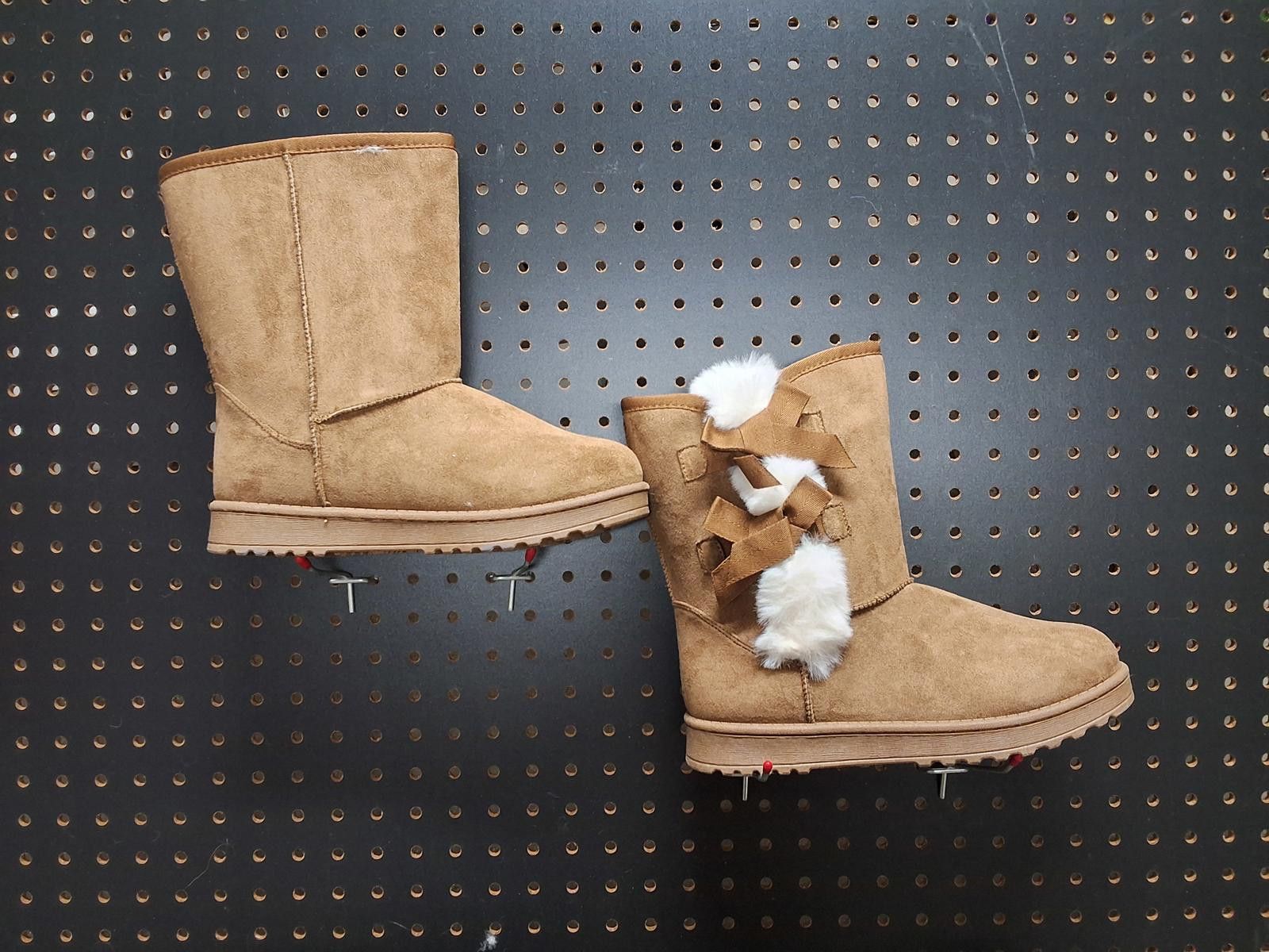 The Unbranded Brand Cozy & Cute Women's Winter Boots - Act Fast! Size US 7 / IT 37 - 1 Thumbnail