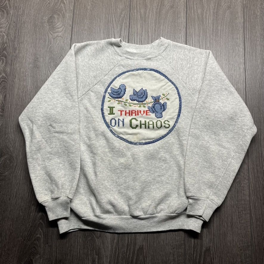 Fruit Of The Loom × Vintage Vintage Grandma Bird Thrive on Chaos 1980s Raglan Sweatshirt Size US S / EU 44-46 / 1 - 1 Thumbnail