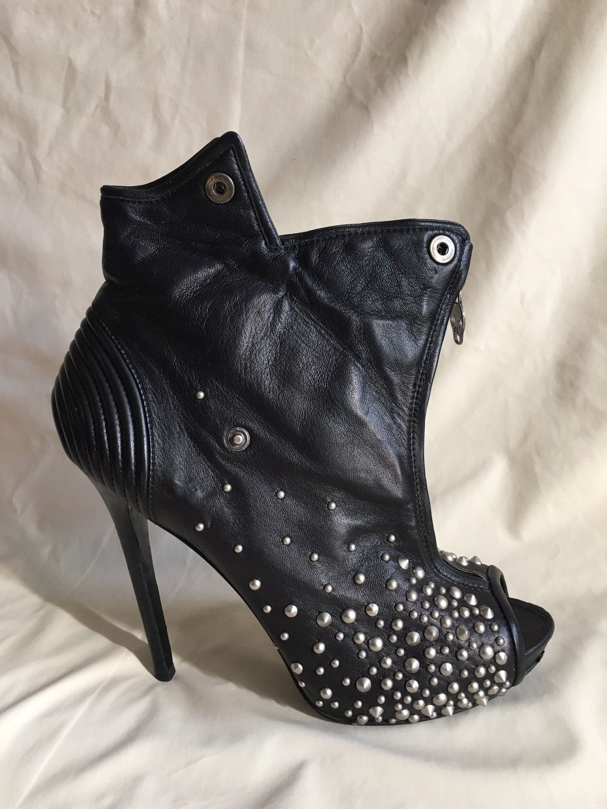 Alexander McQueen Alexander McQueen Leather Studded Faithful Skull Ankle Boots Size US 11 / IT 41 - 8 Thumbnail
