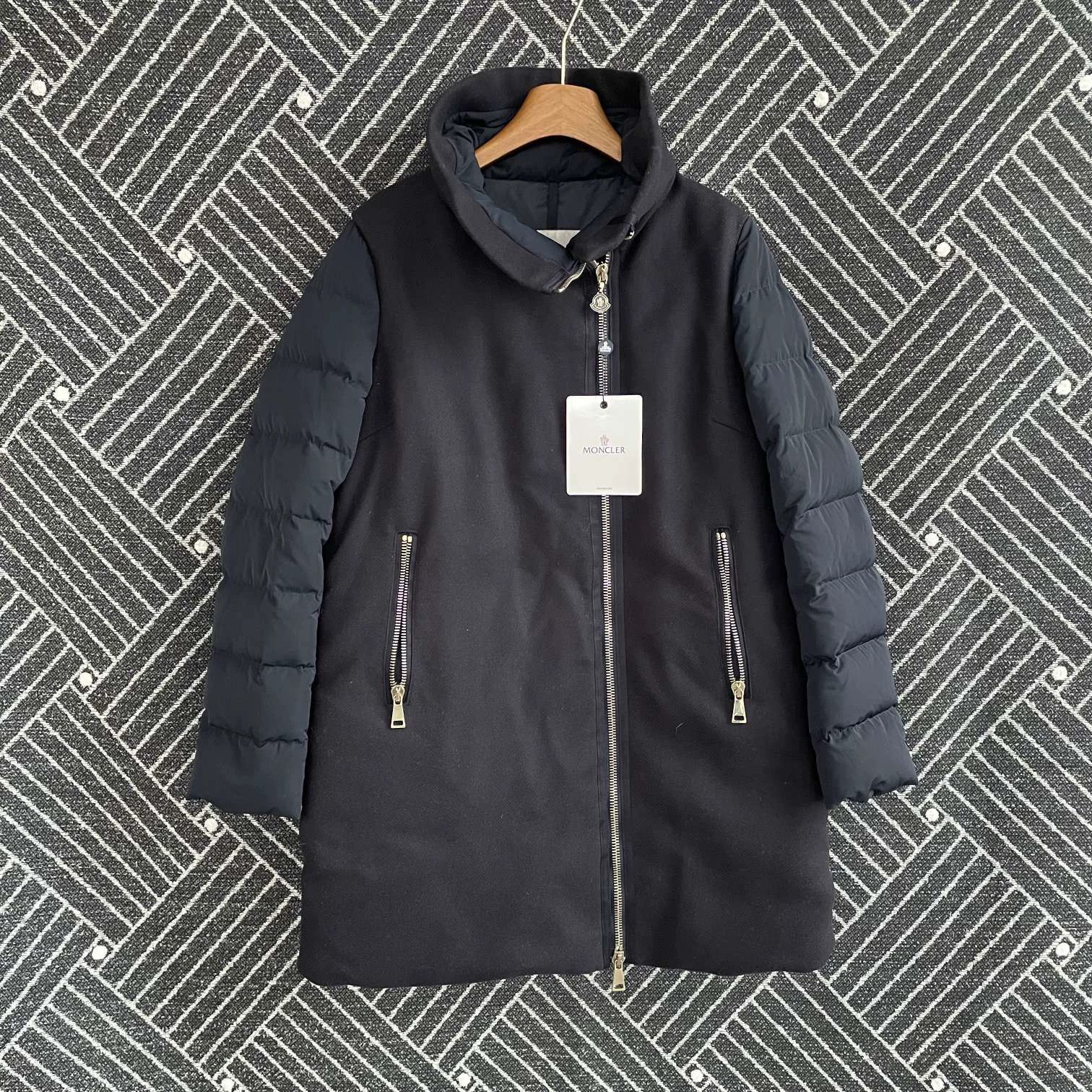 Moncler Moncler blocked high neck puffer jacket men's navy size 3 Size US L / EU 52-54 / 3 - 1 Thumbnail