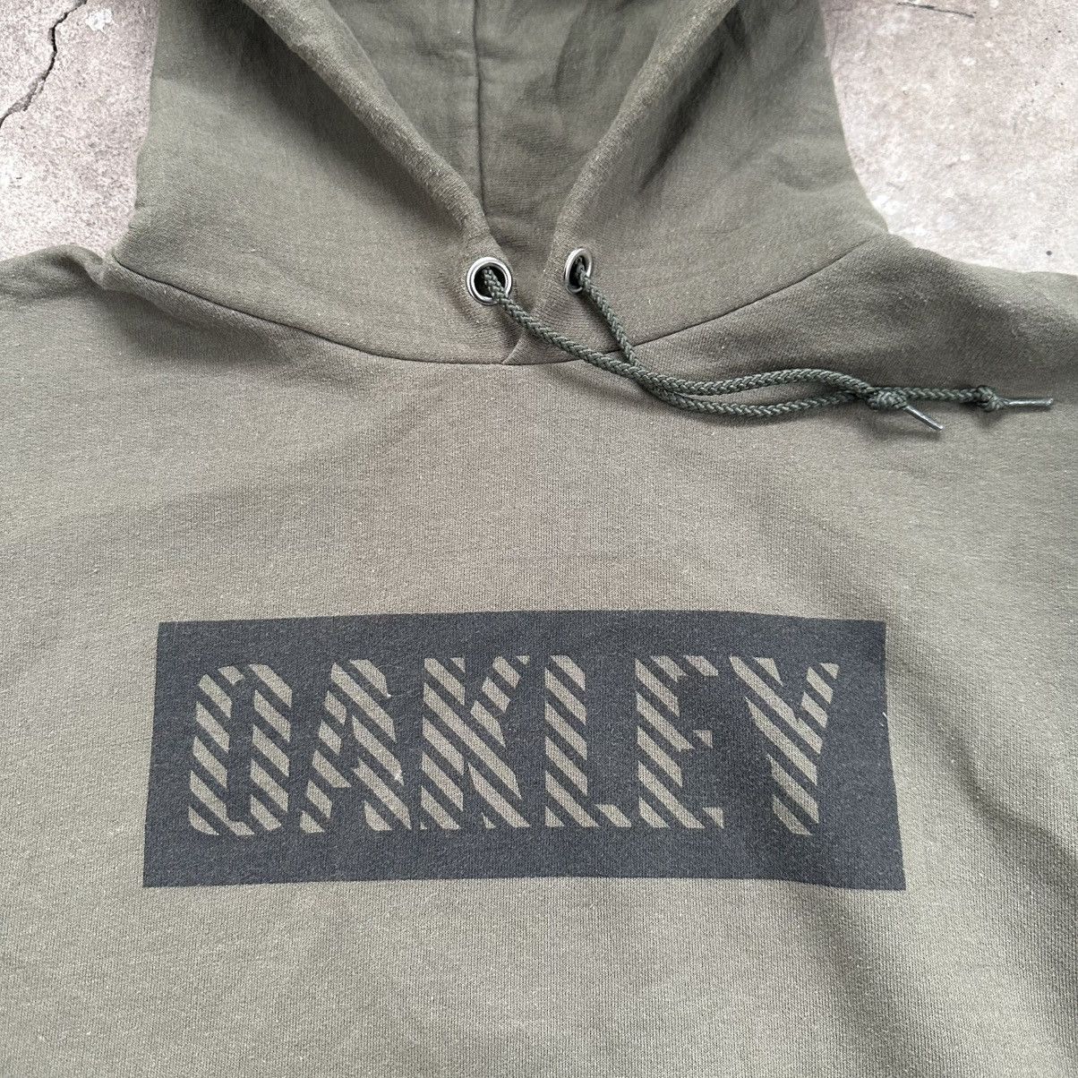 Vintage 2005 Vintage Oakley Hoodie center logo y2k Size US L / EU 52-54 / 3 - 5 Thumbnail