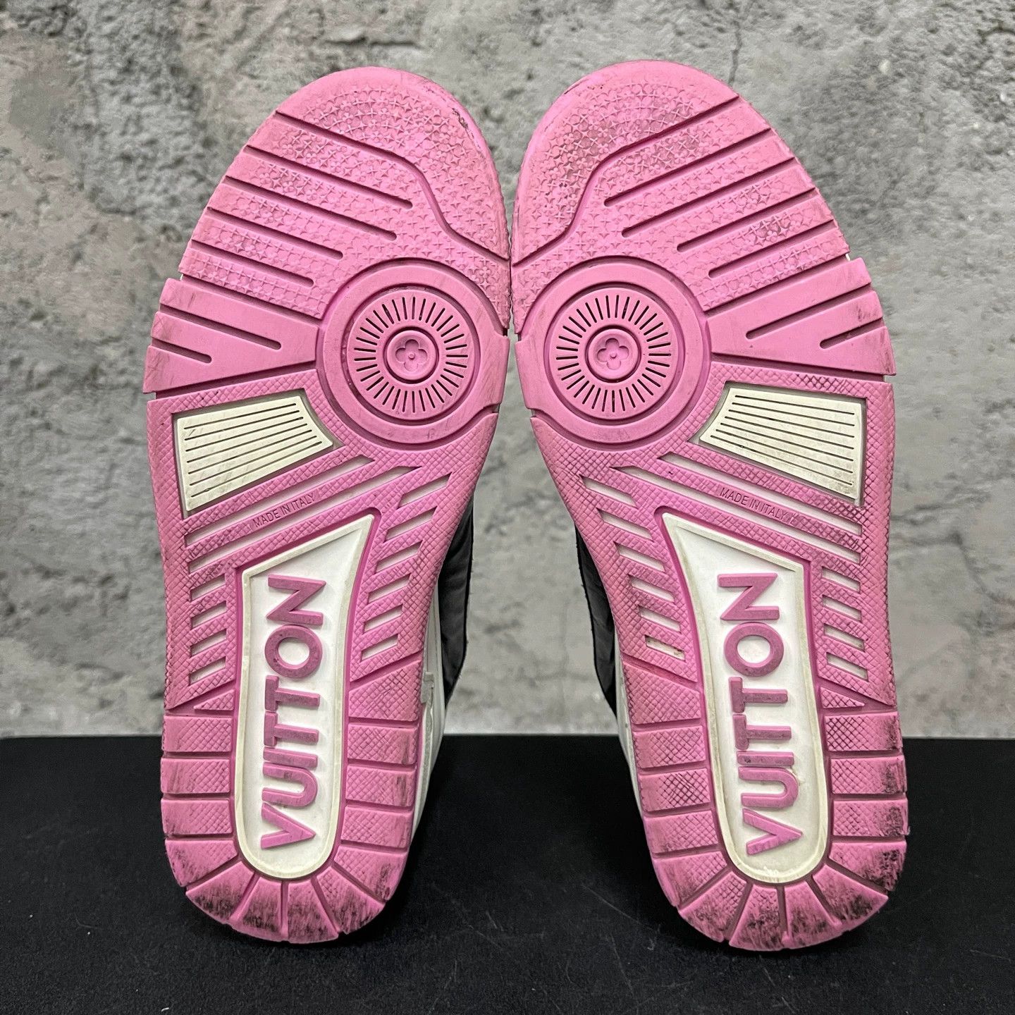 Louis Vuitton Louis Vuitton Trainer Black and Pink Size 37 Size US 6 / IT 36 - 7 Thumbnail
