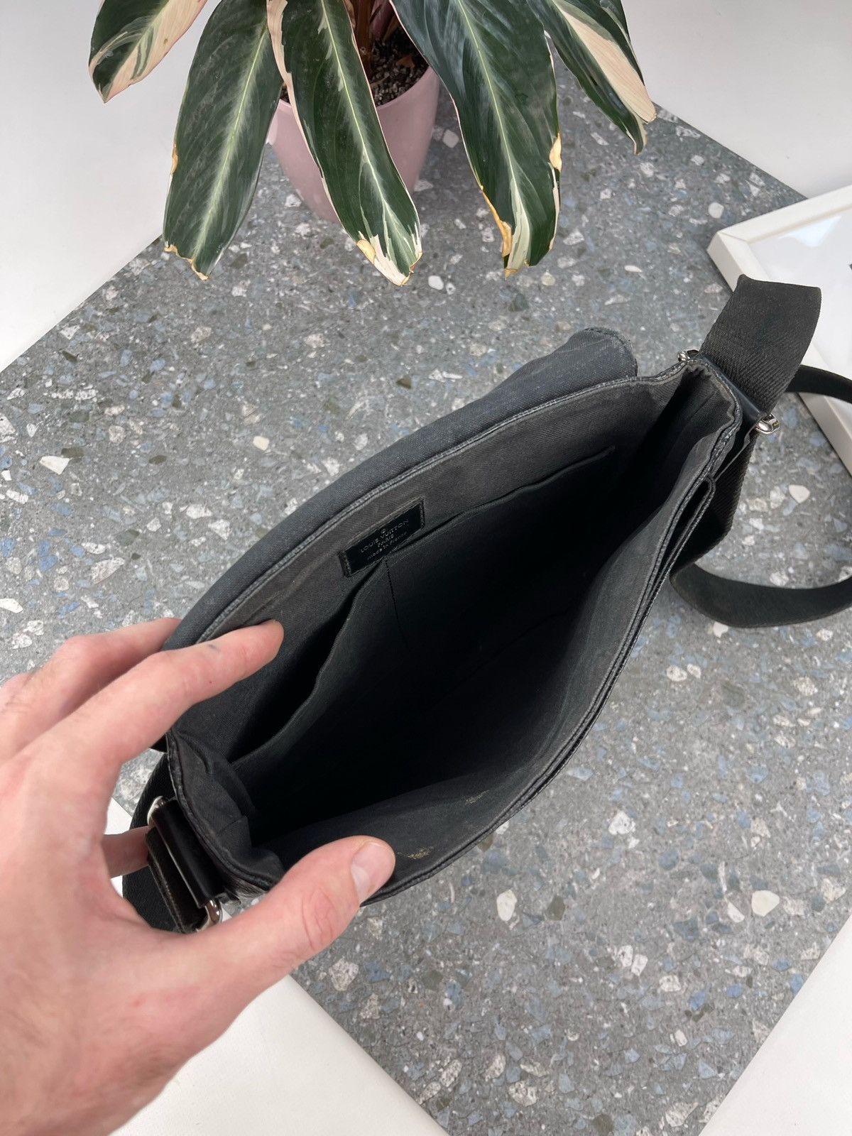 Louis Vuitton Luis Vuitton PM Graphite Messenger Bag / Black Size ONE SIZE - 21 Thumbnail