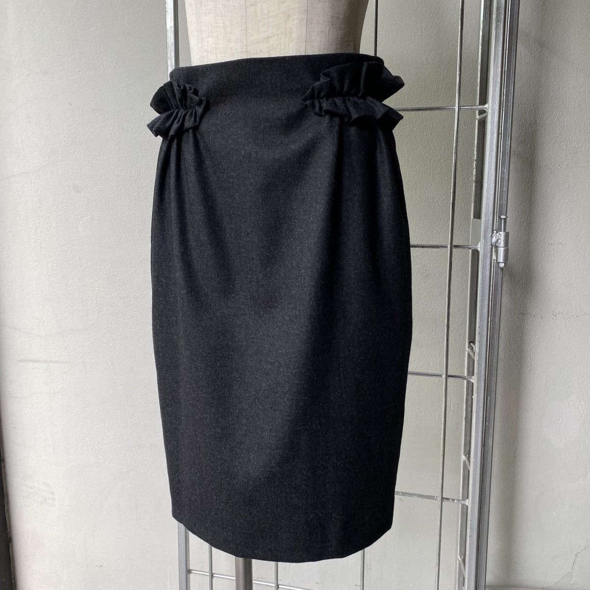 Moschino MOSCHINO Black Pencil Skirt with Side Ruffles Size 28" / US 6 / IT 42 - 8 Thumbnail