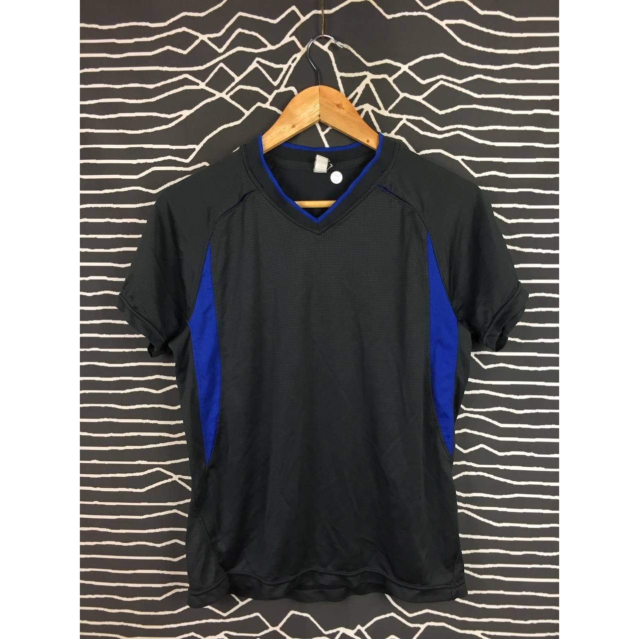 Japanese Brand × Uniqlo Uniqlo Body Tech V-Neck Activewear Jersey Size S Size US S / EU 44-46 / 1 - 1 Thumbnail