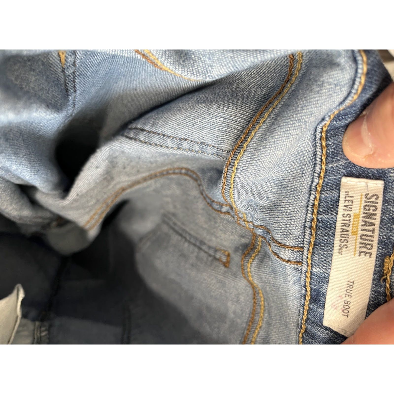 Vintage Levi’s Signature Women’s Jeans - bootcut, Medium wash, 12, 31 in, 29 in inseam, Blue, Regular, 2010s? (no decade allowed?) Size 34" / US 12 / IT 48 - 5 Thumbnail