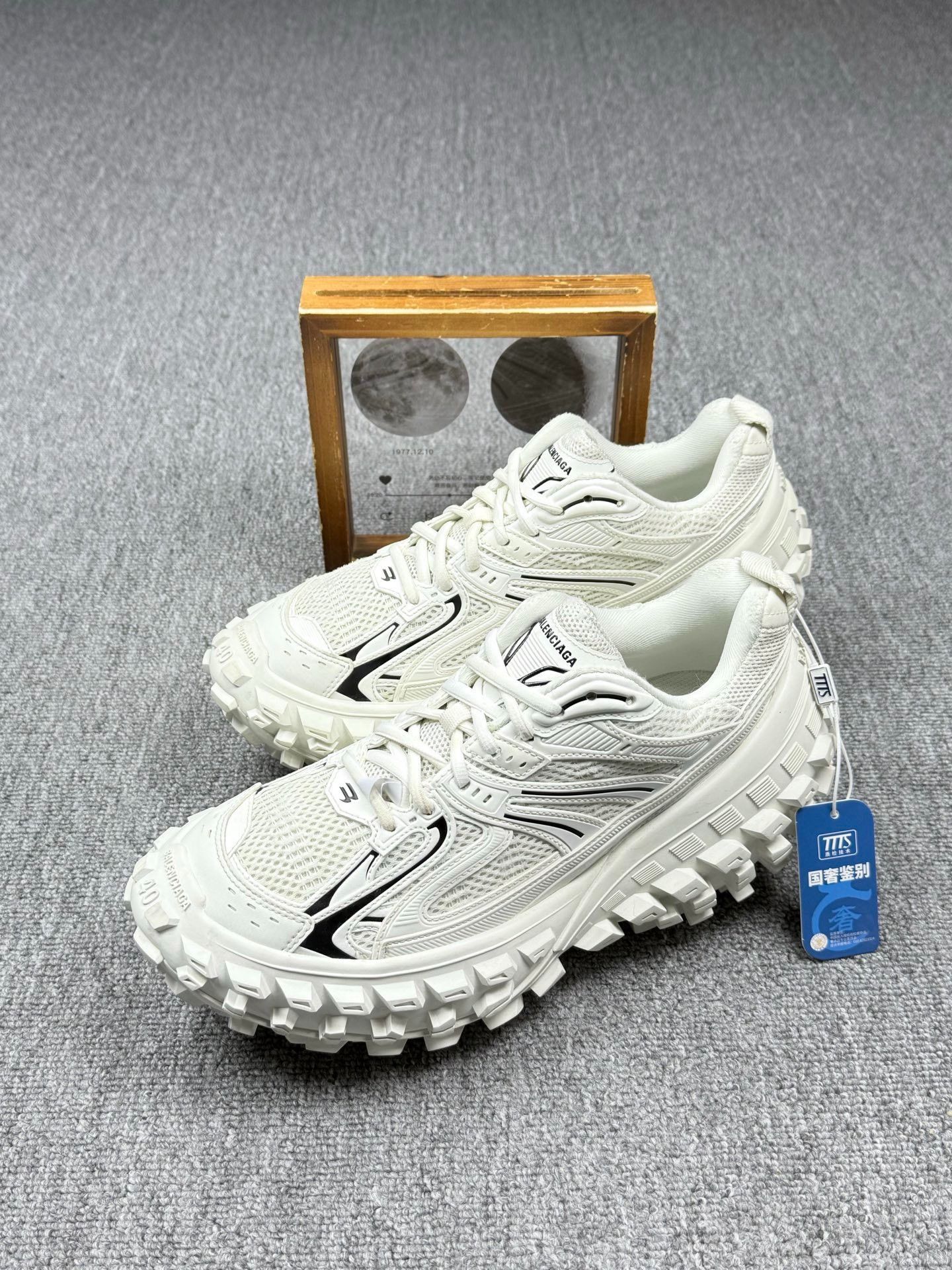 Balenciaga Balenciaga White Lowtop Sneakers 7 Men Size US 7 / EU 40 - 1 Thumbnail