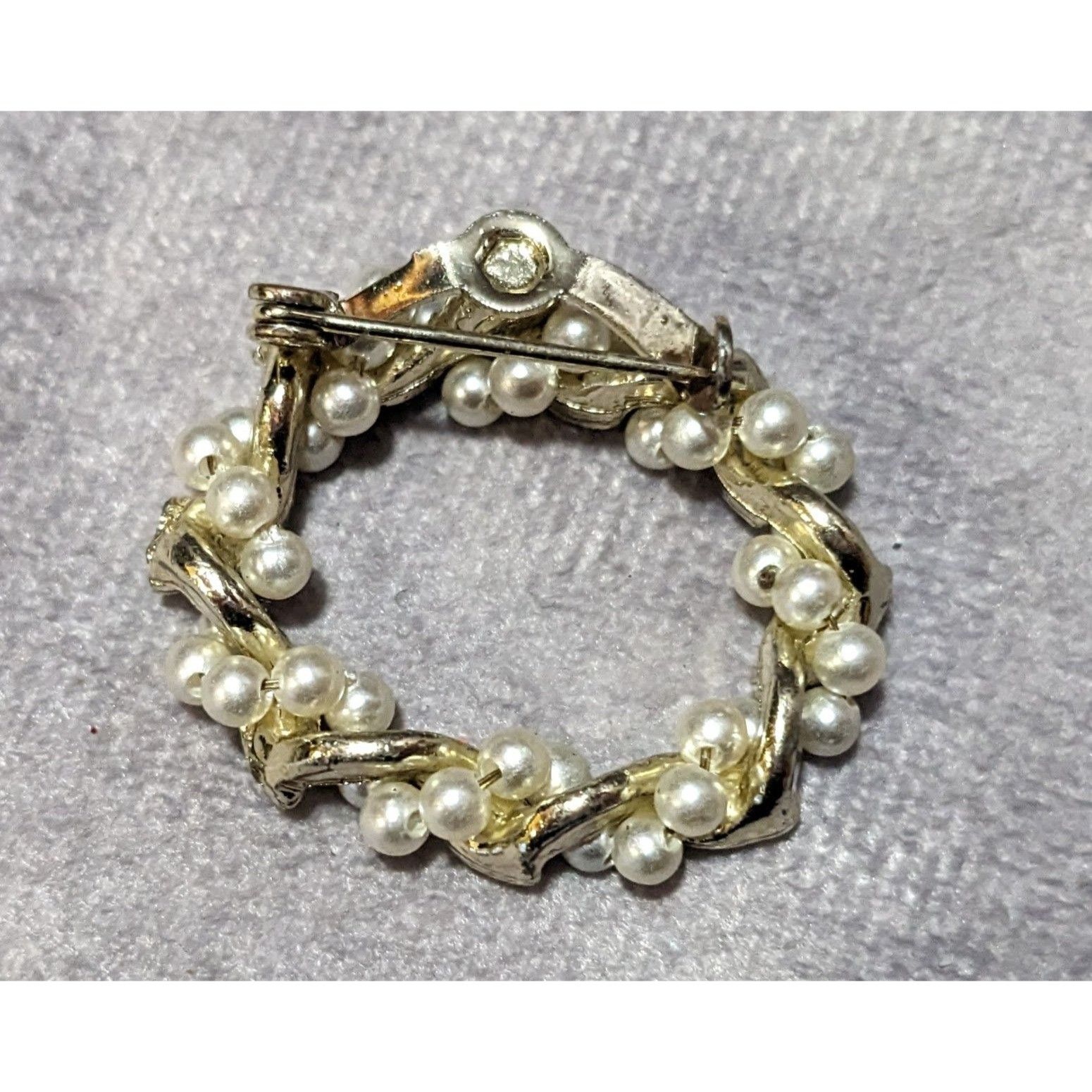 Other Vintage Gold Tone Rhinestone Faux Pearl Wreath Brooch Size ONE SIZE - 7 Thumbnail