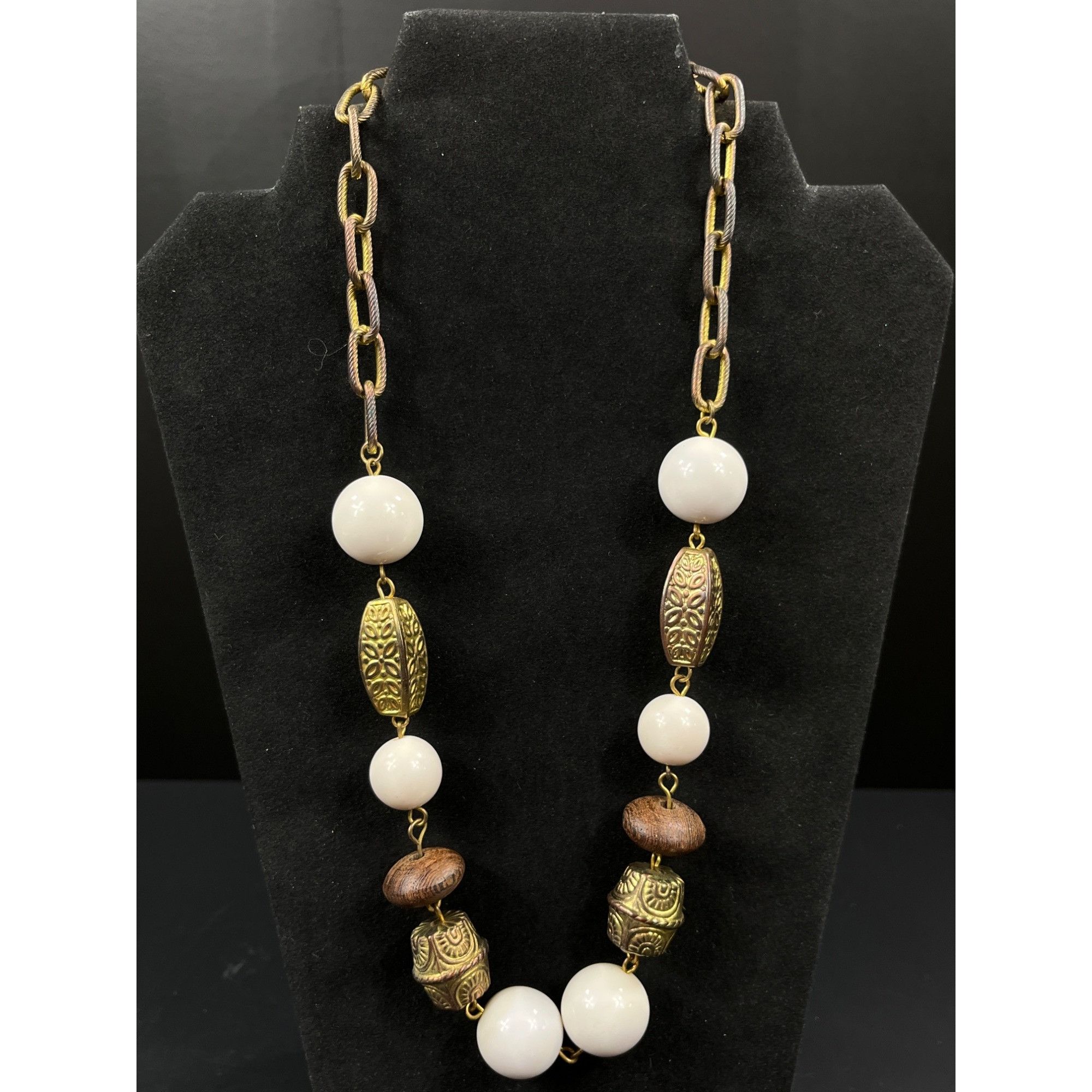 Vintage Vintage SKU 7879 Inspired White Bead and Brass Necklace With Size ONE SIZE - 1 Thumbnail