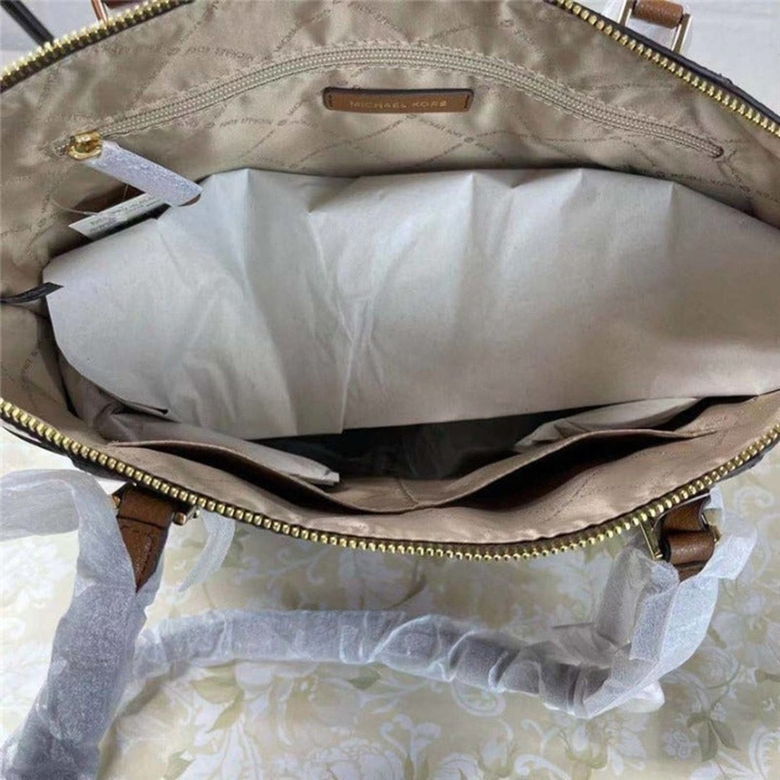 MICHAEL KORS 35T0GCFT3B CHARLOTTE LARGE TOP ZIP SHOULDER TOT