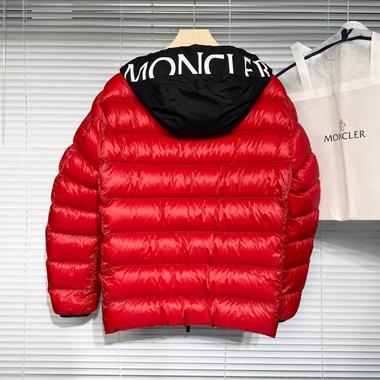 Moncler Moncler Lightweight Down Jacket Red Size 4 Hooded Logo Patch Size US XL / EU 56 / 4 - 2 Thumbnail