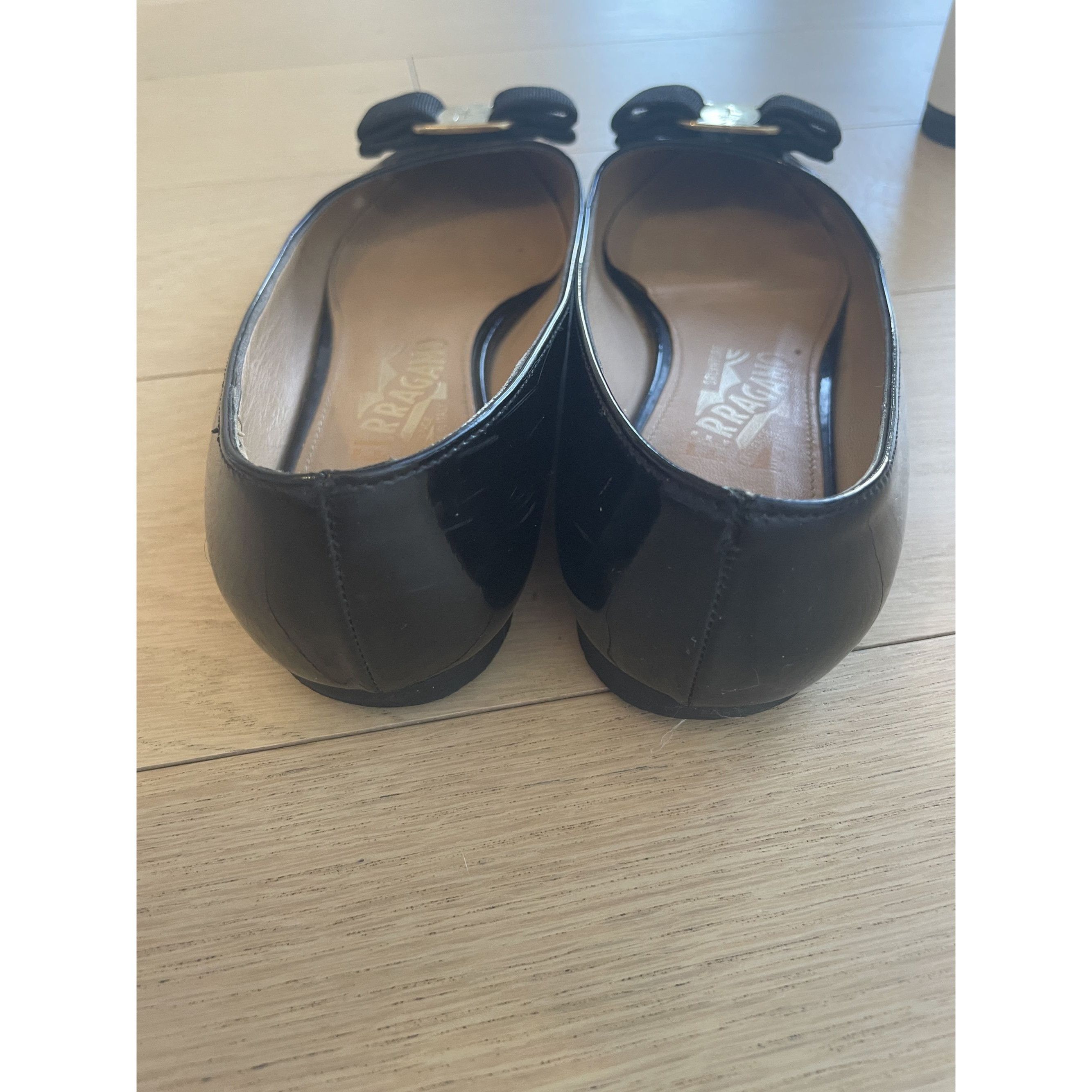 Salvatore Ferragamo Ferragamo Black Patent Leather Vara Bow Pumps Size 7.5 Size US 7 / IT 37 - 2 Thumbnail