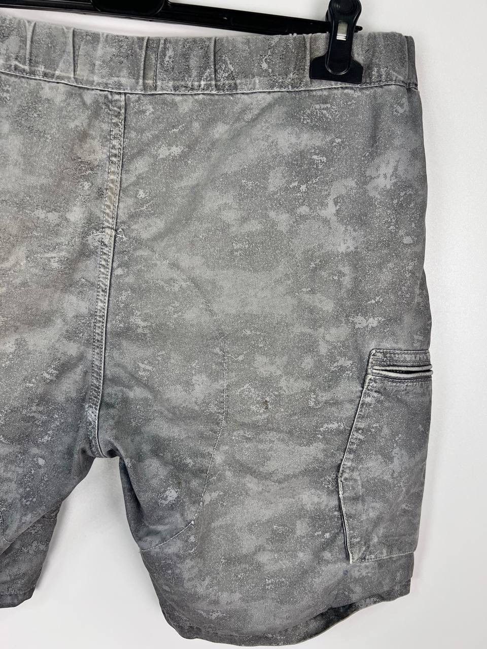 Stone Island Stone Island camo cargo shorts size 34 Size US 34 / EU 50 - 14 Thumbnail