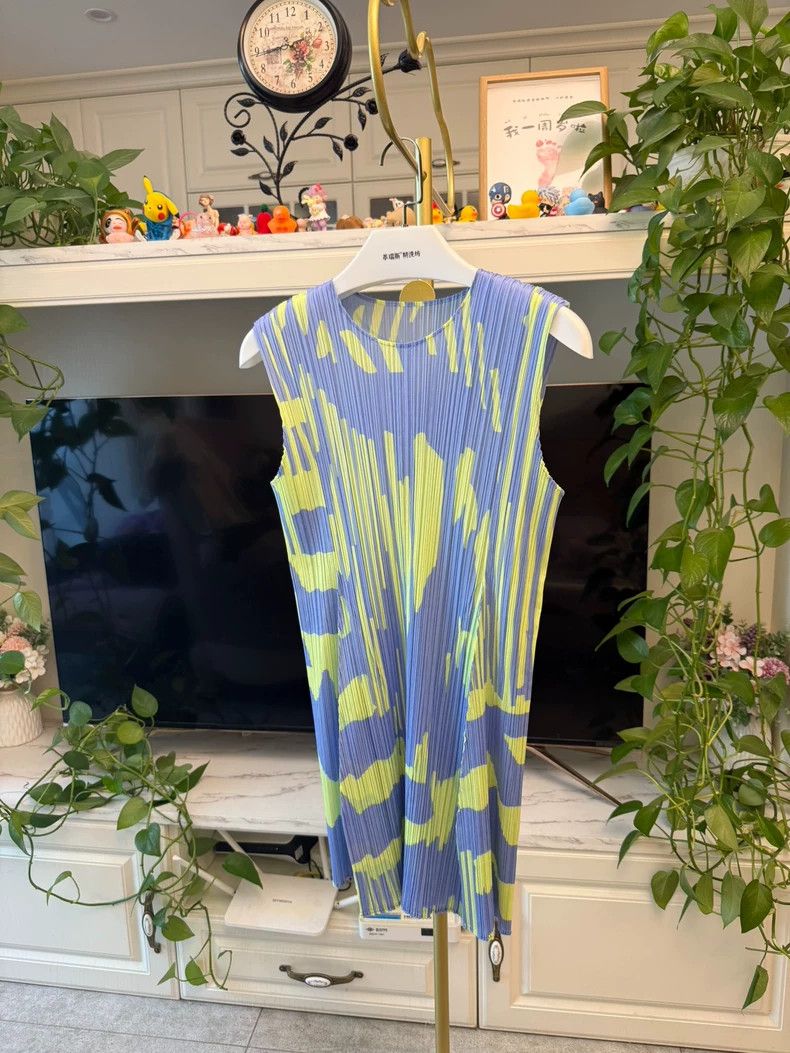 Issey Miyake Issey Miyake size:3 Light blue and yellow pleated vest Size XS / US 0-2 / IT 36-38 - 2 Thumbnail