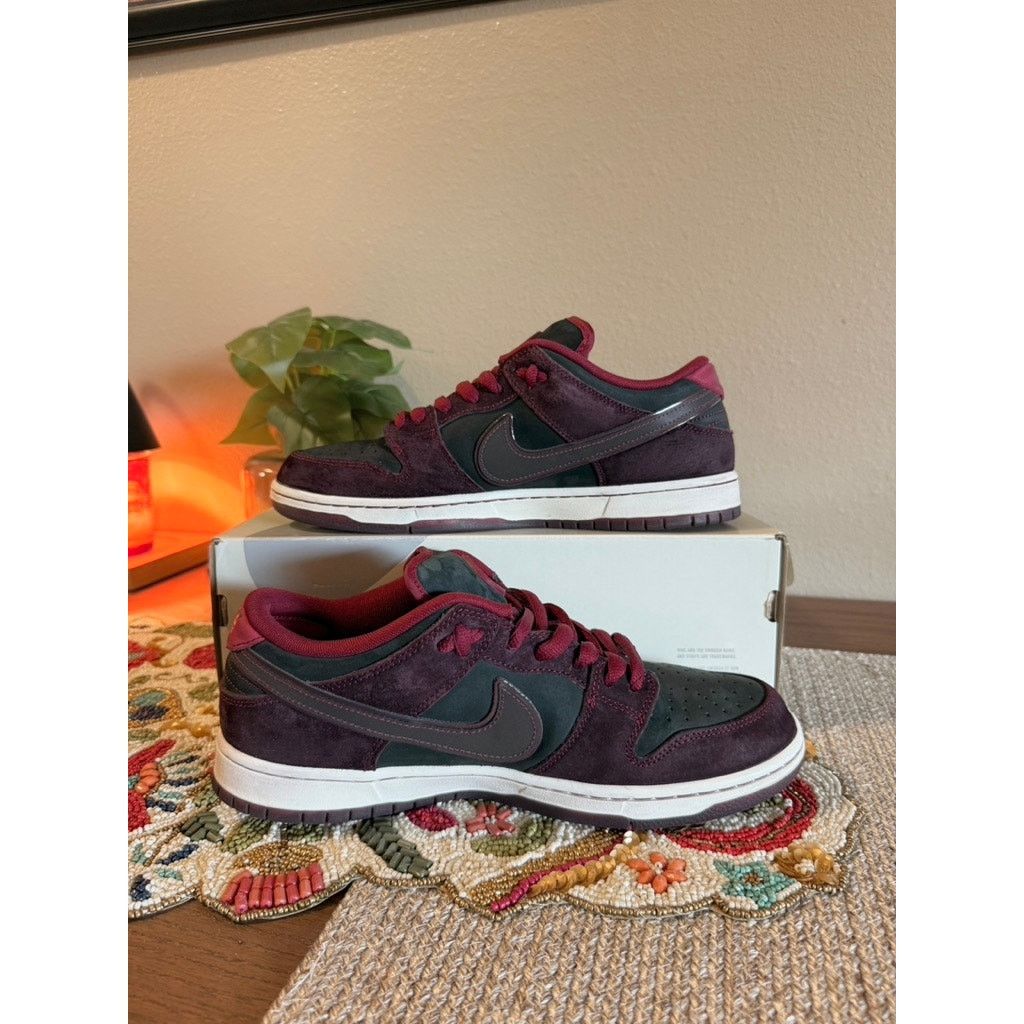 Nike Nike SB Dunk Low Riot Skateshop Mahogany Dark Beetroot Red Size US 10.5 / EU 43-44 - 2 Thumbnail