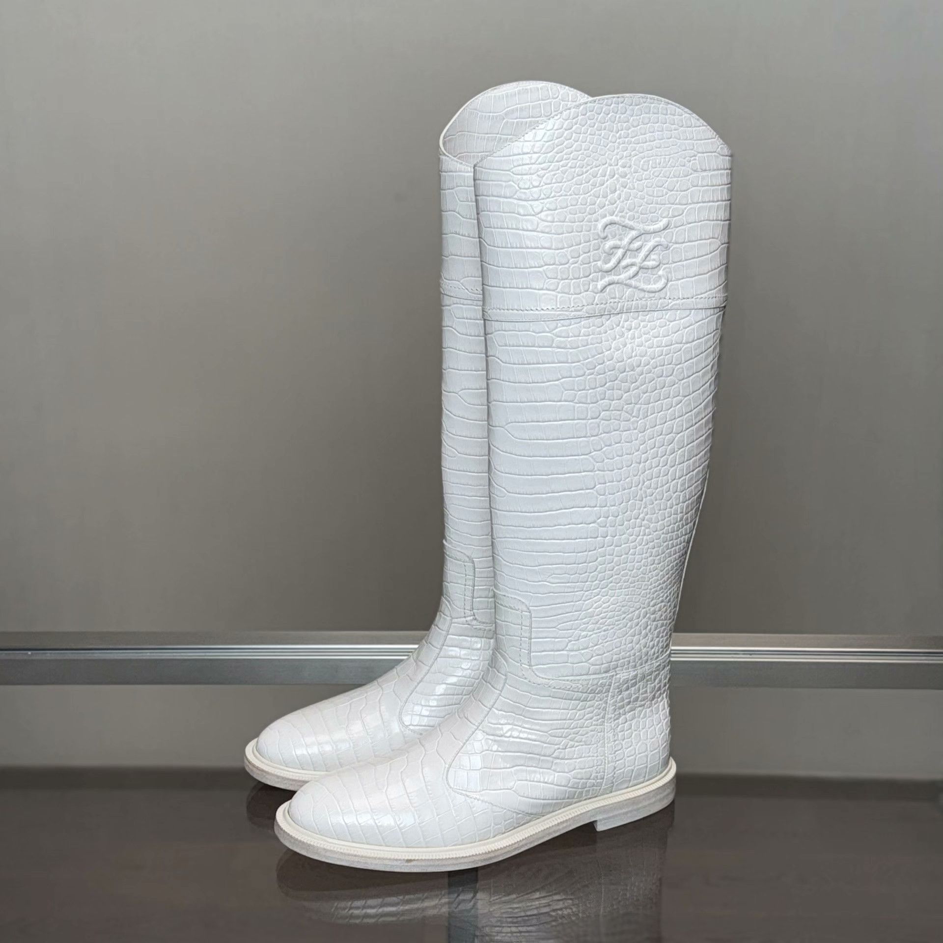 Fendi Fendi White Boots 37 Women Size US 6.5 / IT 36.5 - 1 Thumbnail