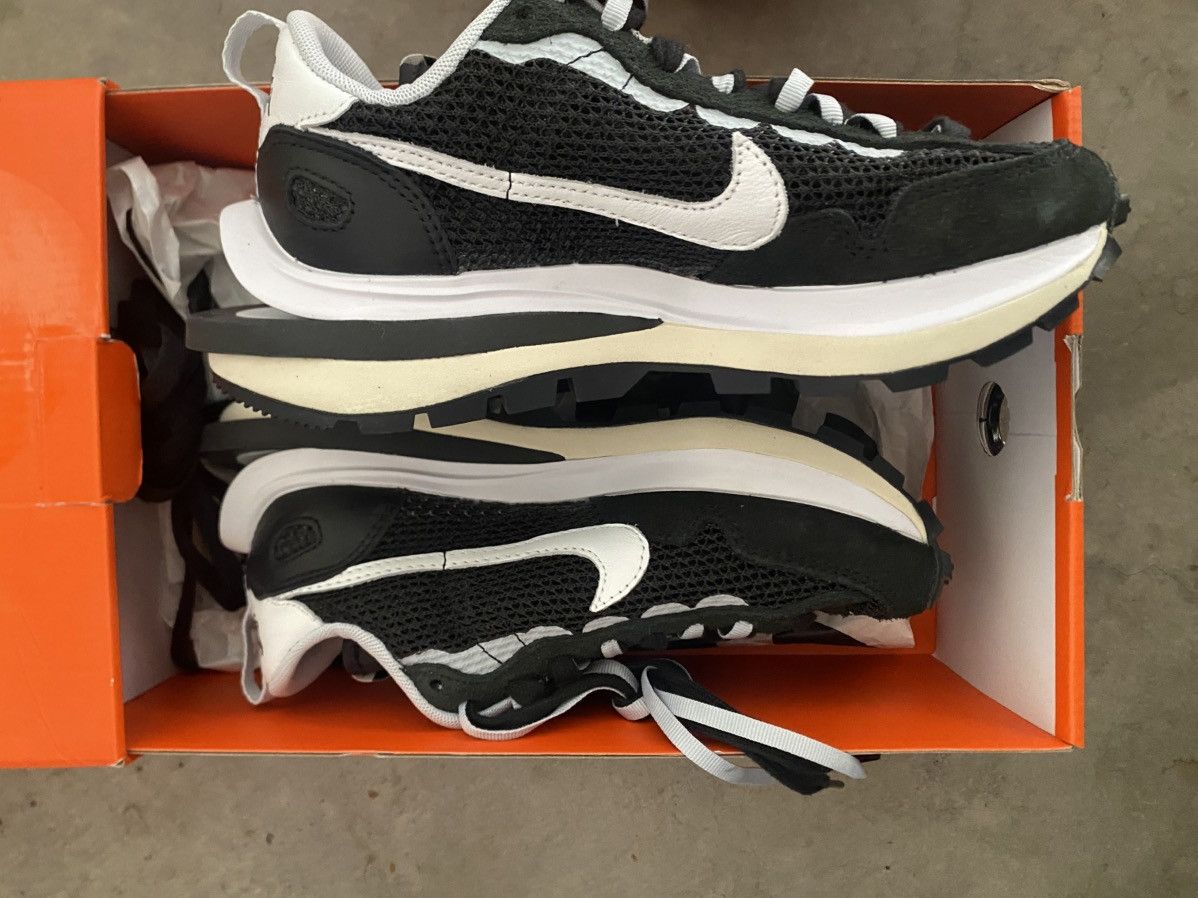 Nike × Sacai SIZE 4 Men Sacai Nike Vaporwaffle Black White Size US 5 / EU 37 - 9 Thumbnail
