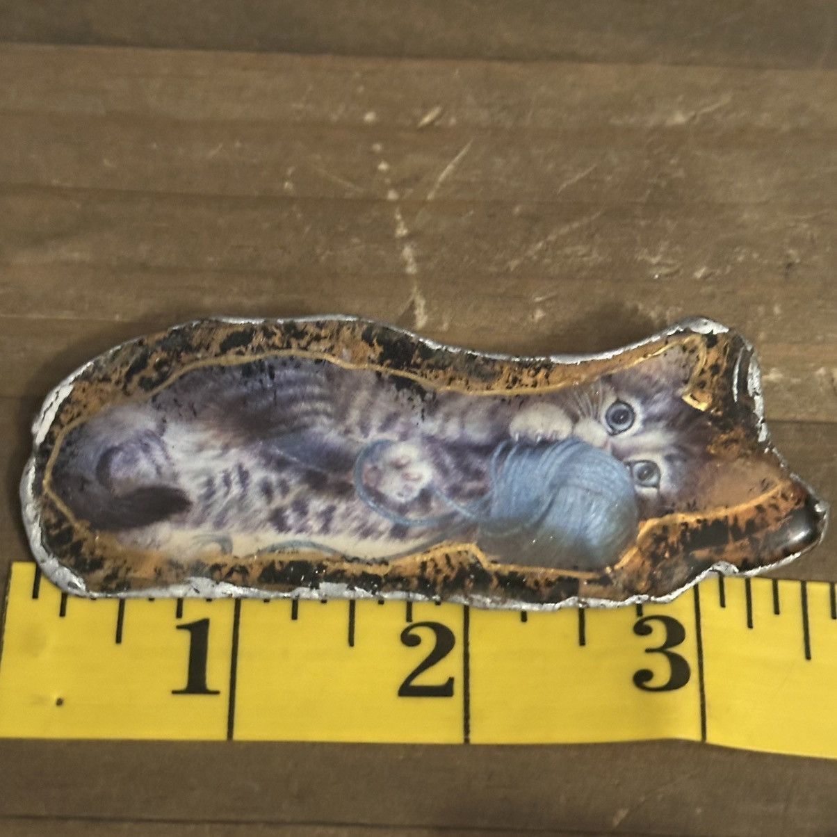 Vintage Vintage playful cat picture brooch Size ONE SIZE - 2 Thumbnail
