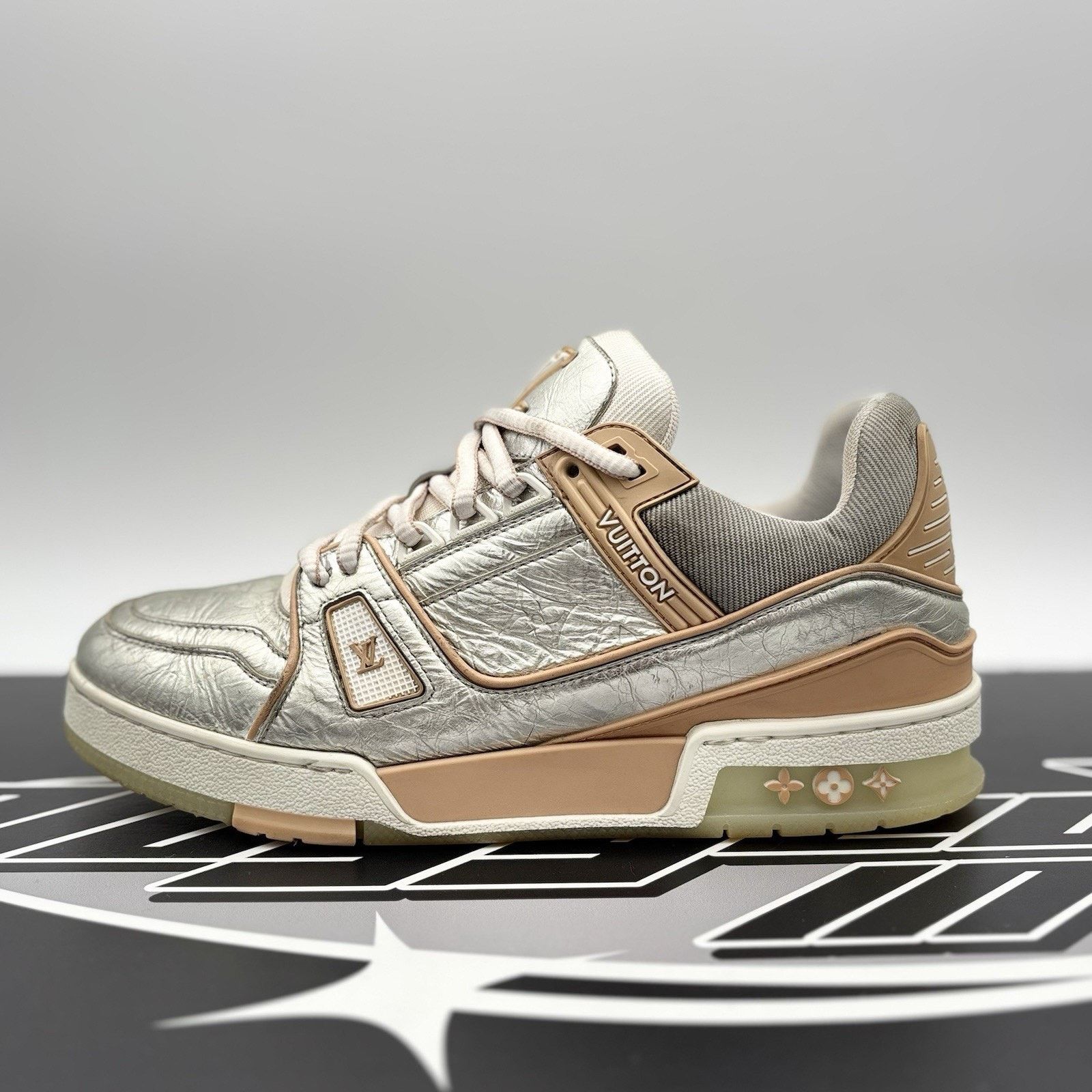 Louis Vuitton (7-7.5 US) Louis Vuitton Trainer ' Metallic, Beige ' Size US 7 / EU 40 - 11 Thumbnail