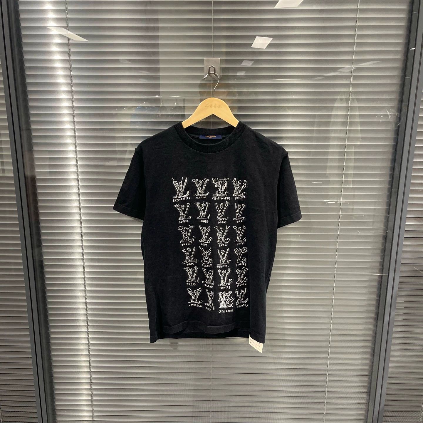 Louis Vuitton Louis Vuitton All Over Print Hand Gesture Tee M 99 New Size US M / EU 48-50 / 2 - 1 Thumbnail