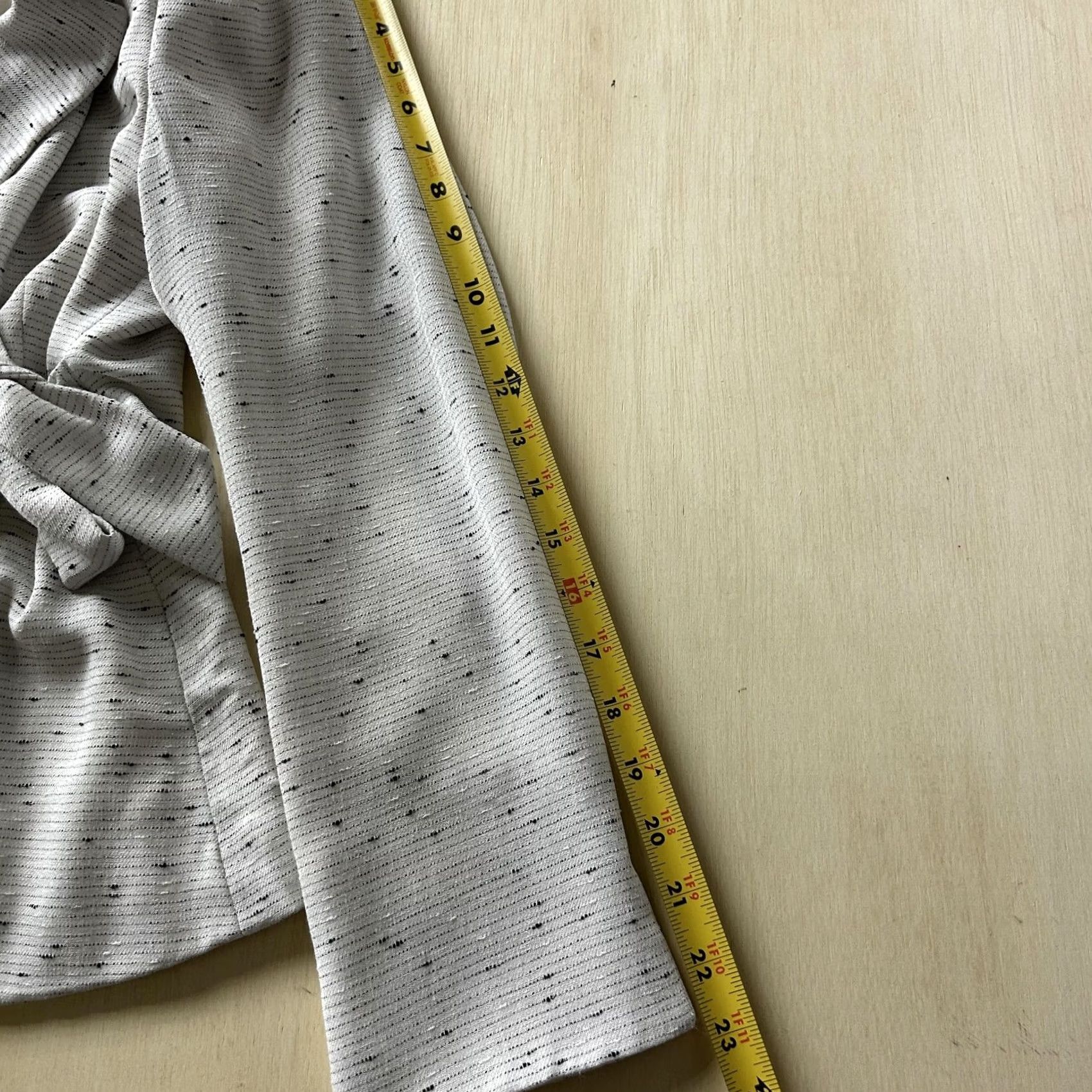 Vintage Le Suit Blazer 6P White Stripe Belted Lined Petite Jacket Women's Career Workwear Subtle Striped Pattern Notch Lapel Short Sleeves Belted Wrap Front Size M / US 6-8 / IT 42-44 - 5 Thumbnail