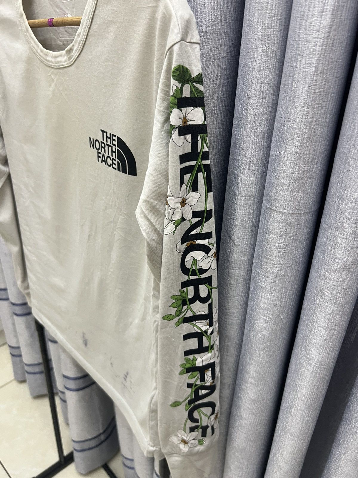 The North Face THE NORTH FACE THRASHED PAINTED FLORA LONG SLEEVE TE Size S / US 4 / IT 40 - 6 Thumbnail