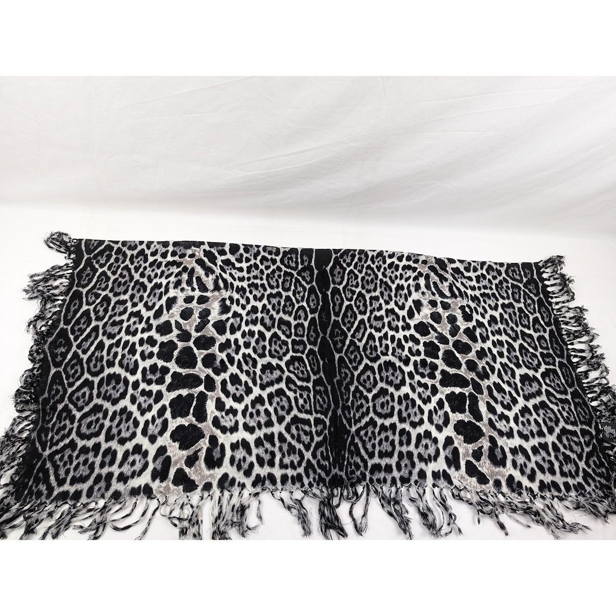 o1rshd1 Size: OS / Big Leo Scarf in Black/White