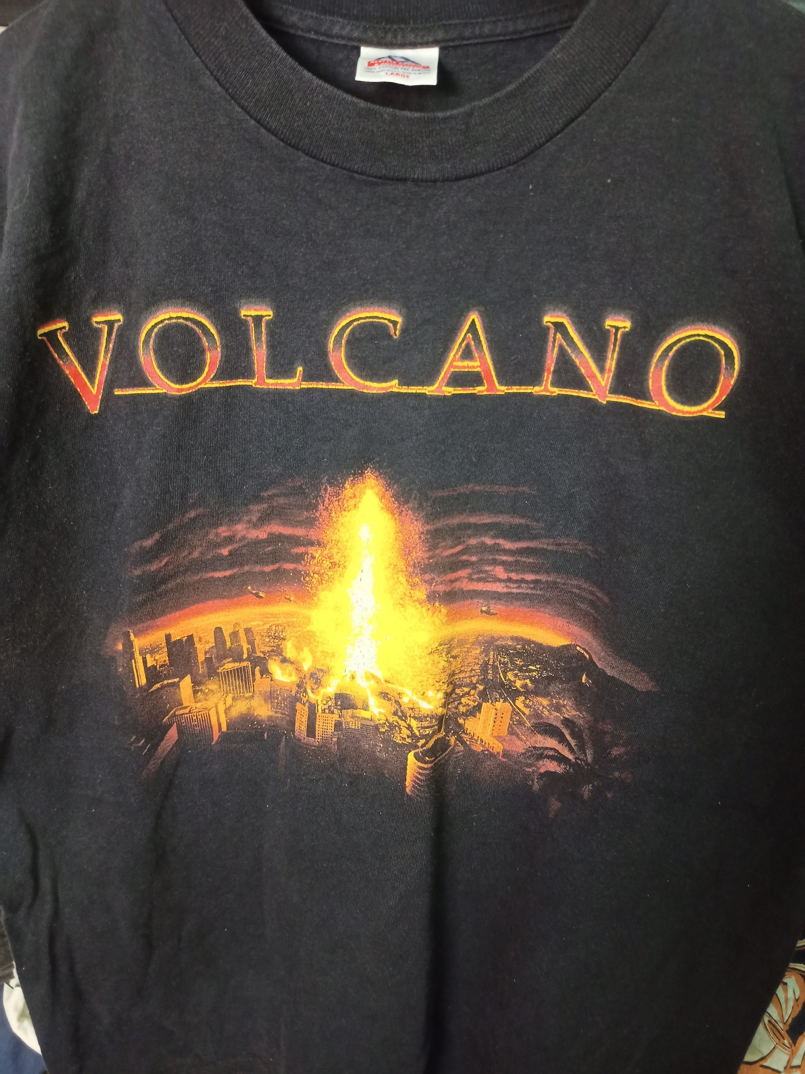 Vintage Vintage Movie Volcano 1997 Size US L / EU 52-54 / 3 - 3 Thumbnail