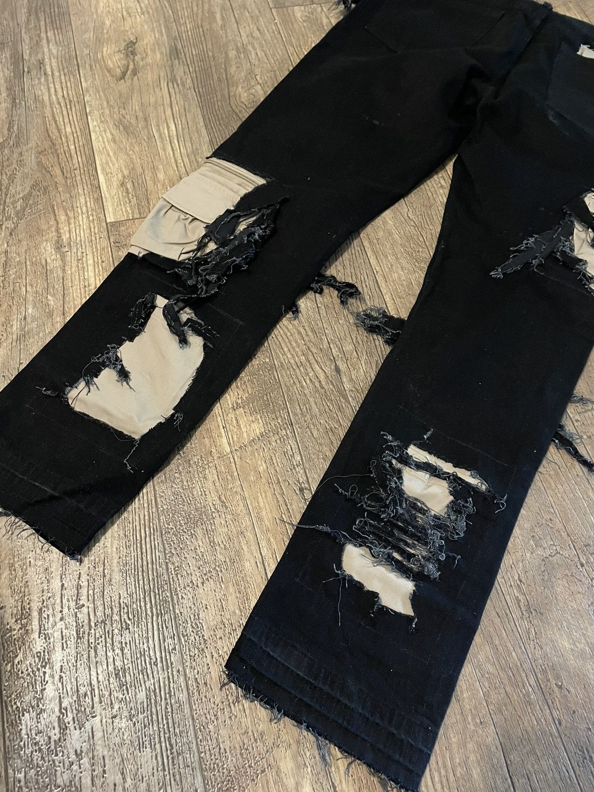 Japanese Brand Slim Fit Black Cargo Pants Rip Denim 34 Size US 34 / EU 50 - 7 Thumbnail