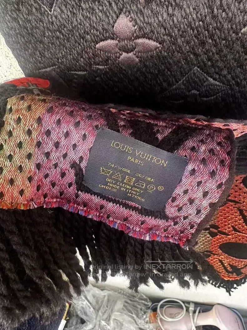 Louis Vuitton Louis Vuitton Limited Medal Scarf Size ONE SIZE - 4 Thumbnail