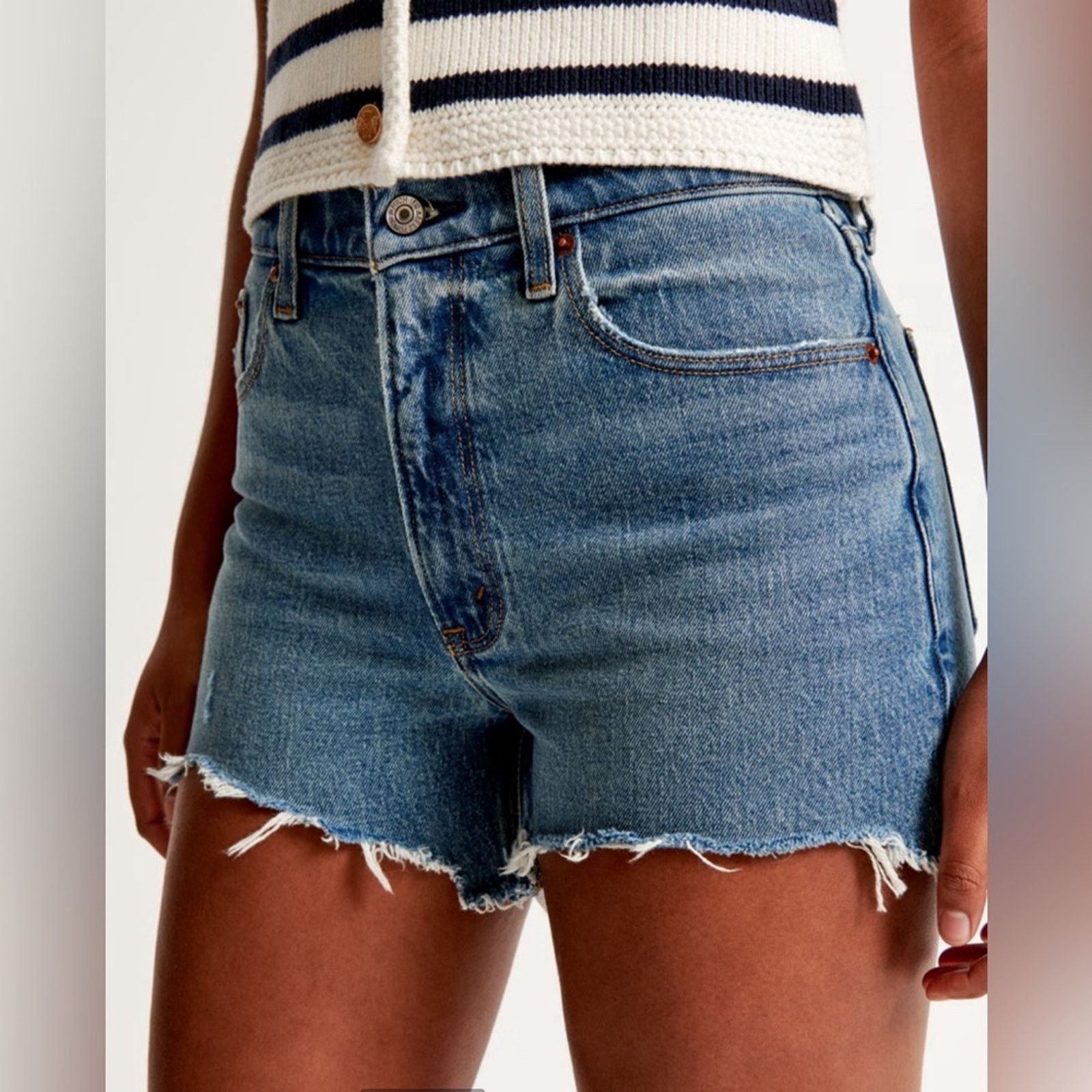 Abercrombie & Fitch Abercrombie & Fitch The Mom Shorts High Rise 4” Jean Shorts Size 37" - 2 Thumbnail