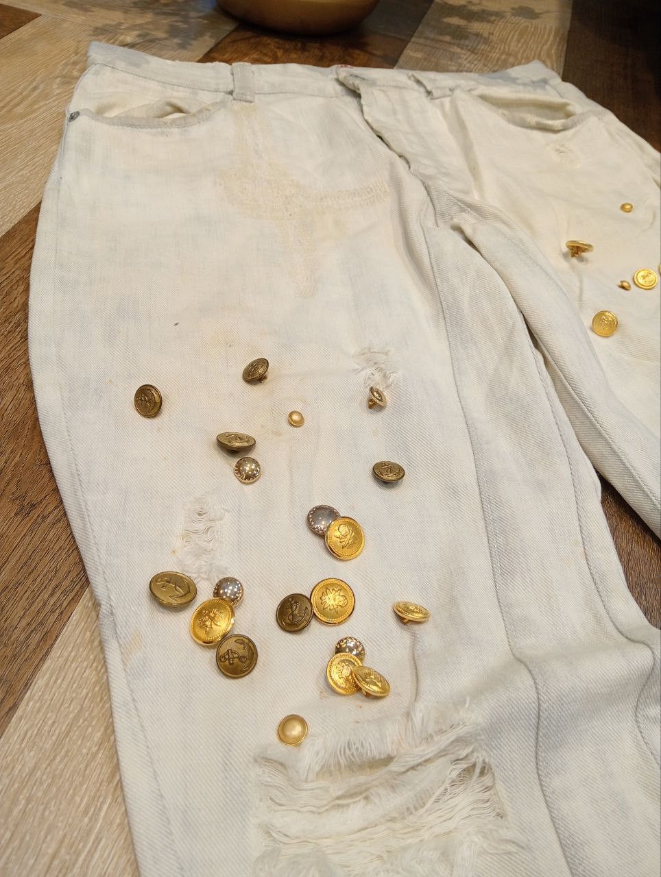 Issey Miyake SUNAOKUWAHARA BY ISSEY MIYAKE DISTRESSED BUTTON JEANS Size US 32 / EU 48 - 5 Thumbnail