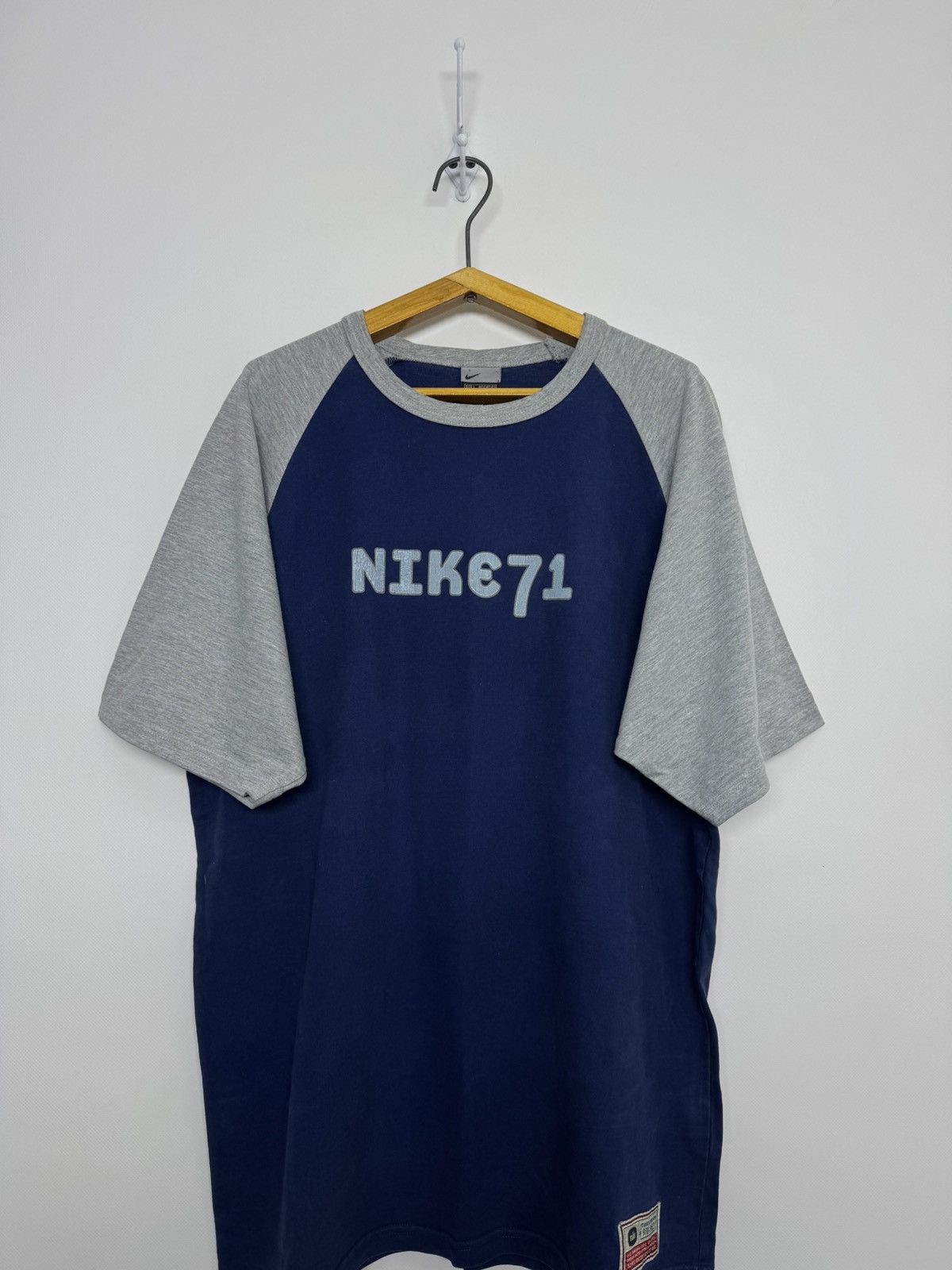 Nike Vintage Y2k Nike Big Logo Swoosh T-Shirt Size US L / EU 52-54 / 3 - 4 Thumbnail