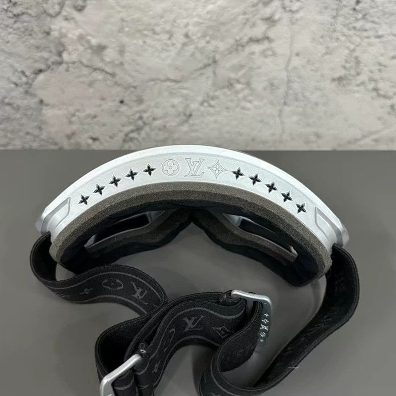 Louis Vuitton Louis Vuitton Louis Vuitton Ski Goggles with Case-2506 Size ONE SIZE - 5 Thumbnail