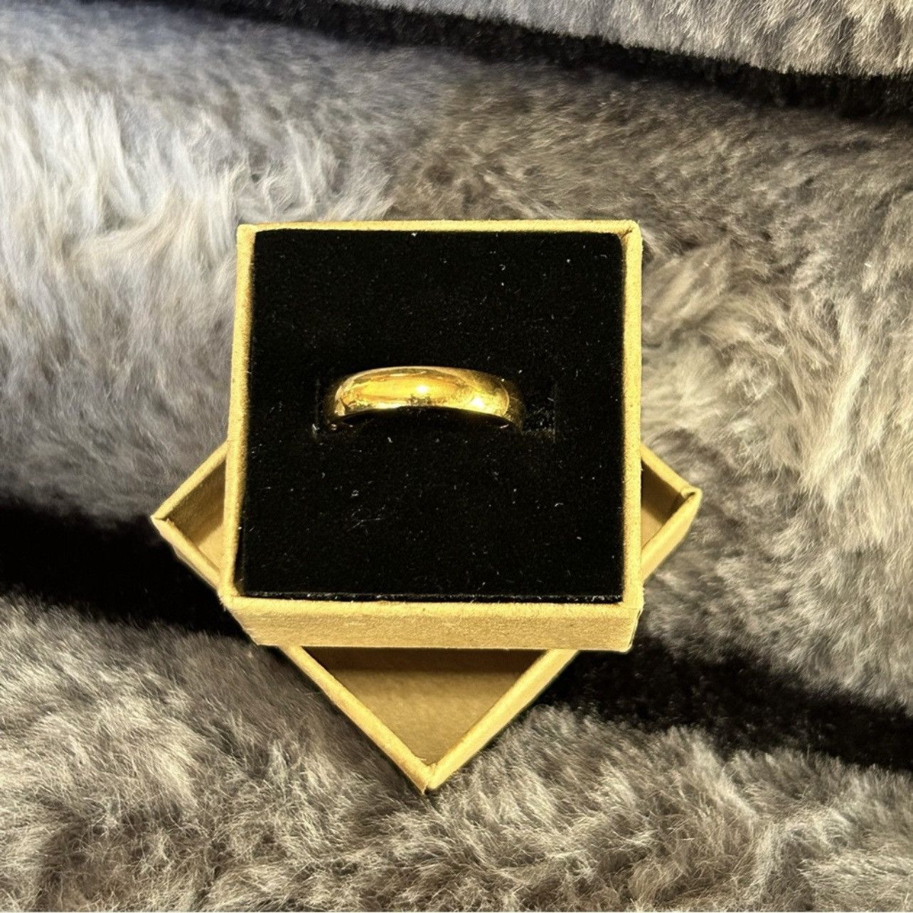 Jewelry Ladies 18kt solid yellow gold 4mm classic dome band NIB 4.5 Size ONE SIZE - 1 Thumbnail