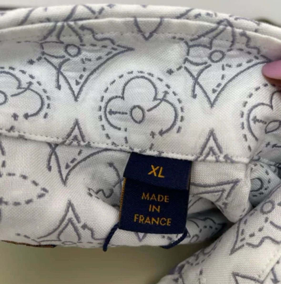 Louis Vuitton Louis Vuitton Grey and white embroidered shirt logo shirt Size US XL / EU 56 / 4 - 7 Thumbnail