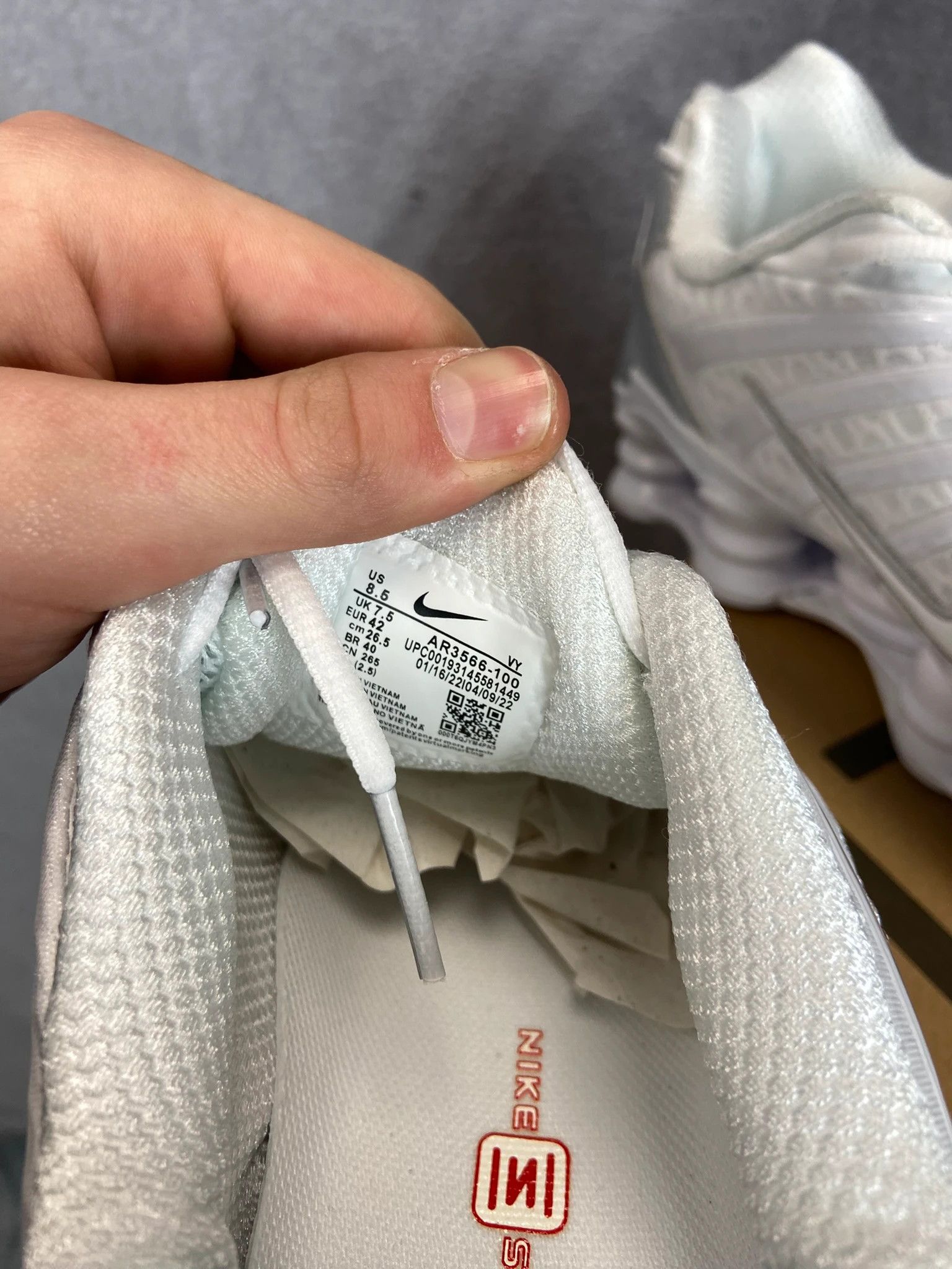 Nike Nike Shox White Sneakers Size 42 Size US 9 / EU 42 - 8 Thumbnail