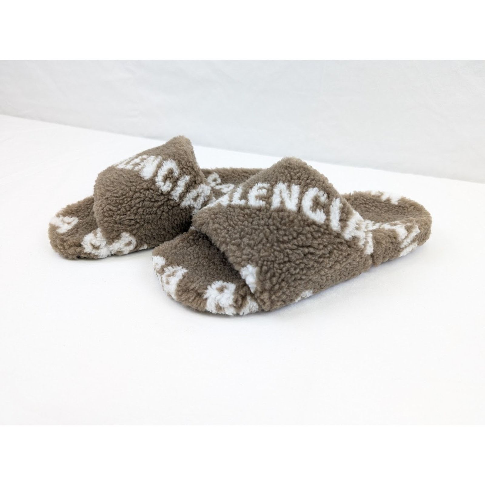 Balenciaga o1rshd1 All Over Logo Furry Slides in Dark Mink Grey/White Size US 11 / IT 41 - 19 Thumbnail