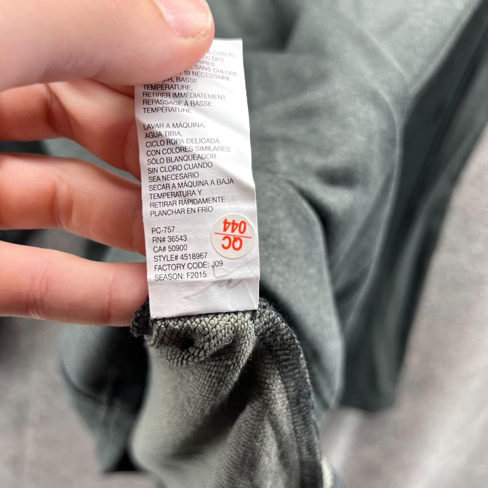 Izod Izod Sweater Men Large Adult Gray Performance Fleece Pullover V Neck Knit Pullover Regular Size L Gray Mens All Seasons 4518967 Size US L / EU 52-54 / 3 - 3 Thumbnail