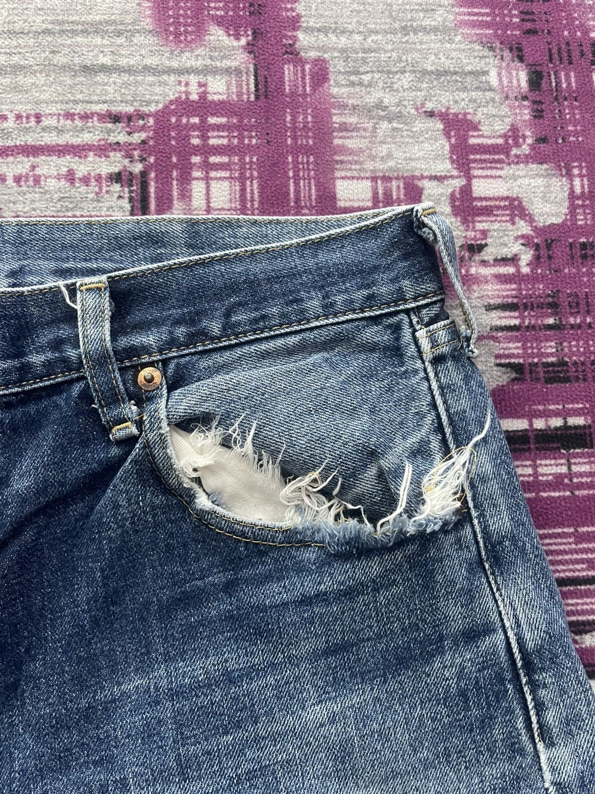 Levi's × Vintage VINTAGE DISTRESSED LEVI’S BIG’E’ 702 BUCKLE BACK SELVEDGE Size US 35 - 5 Thumbnail