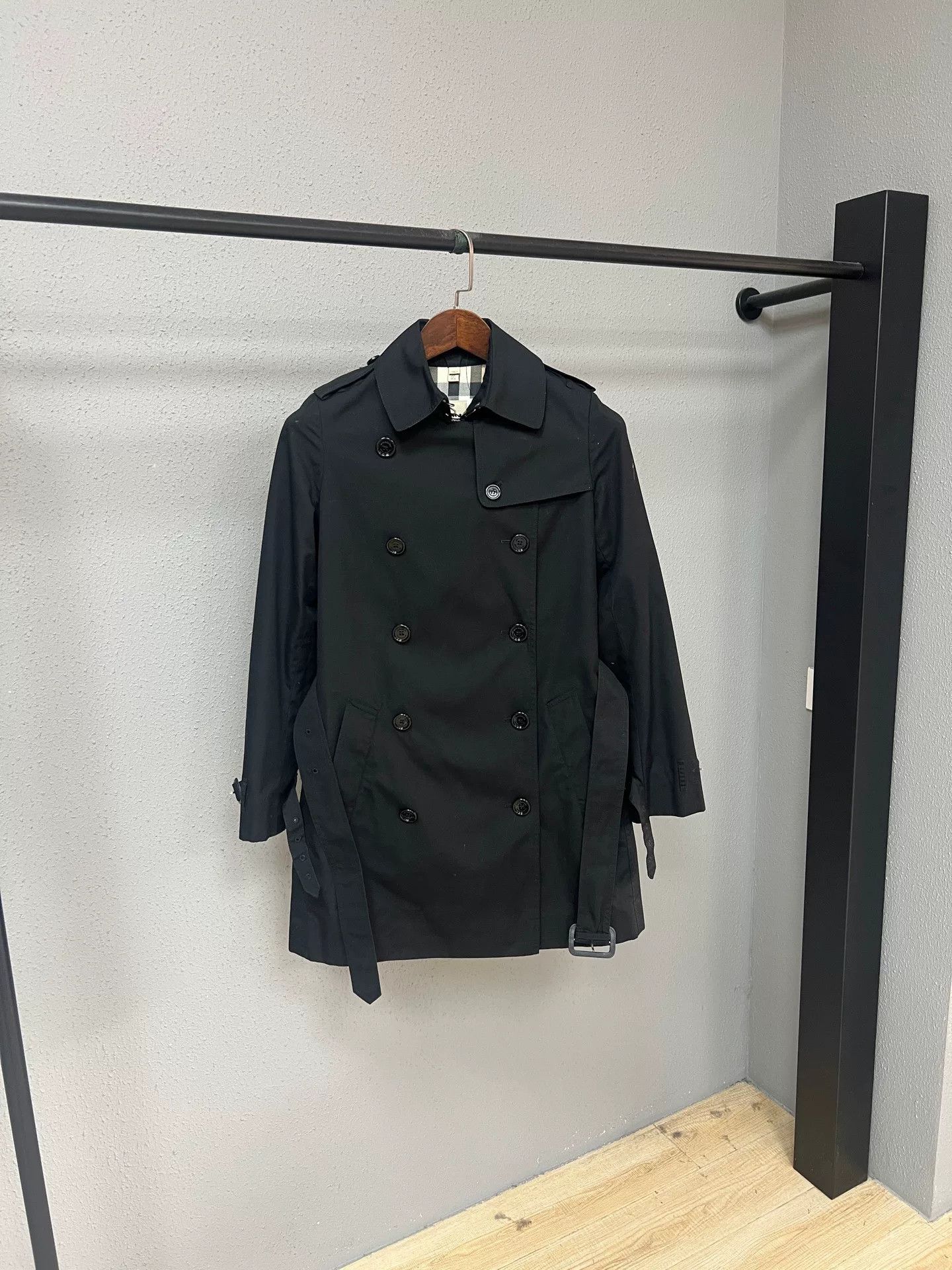 Burberry Burberry Checked Trench Coat in Black Size M / US 6-8 / IT 42-44 - 1 Thumbnail