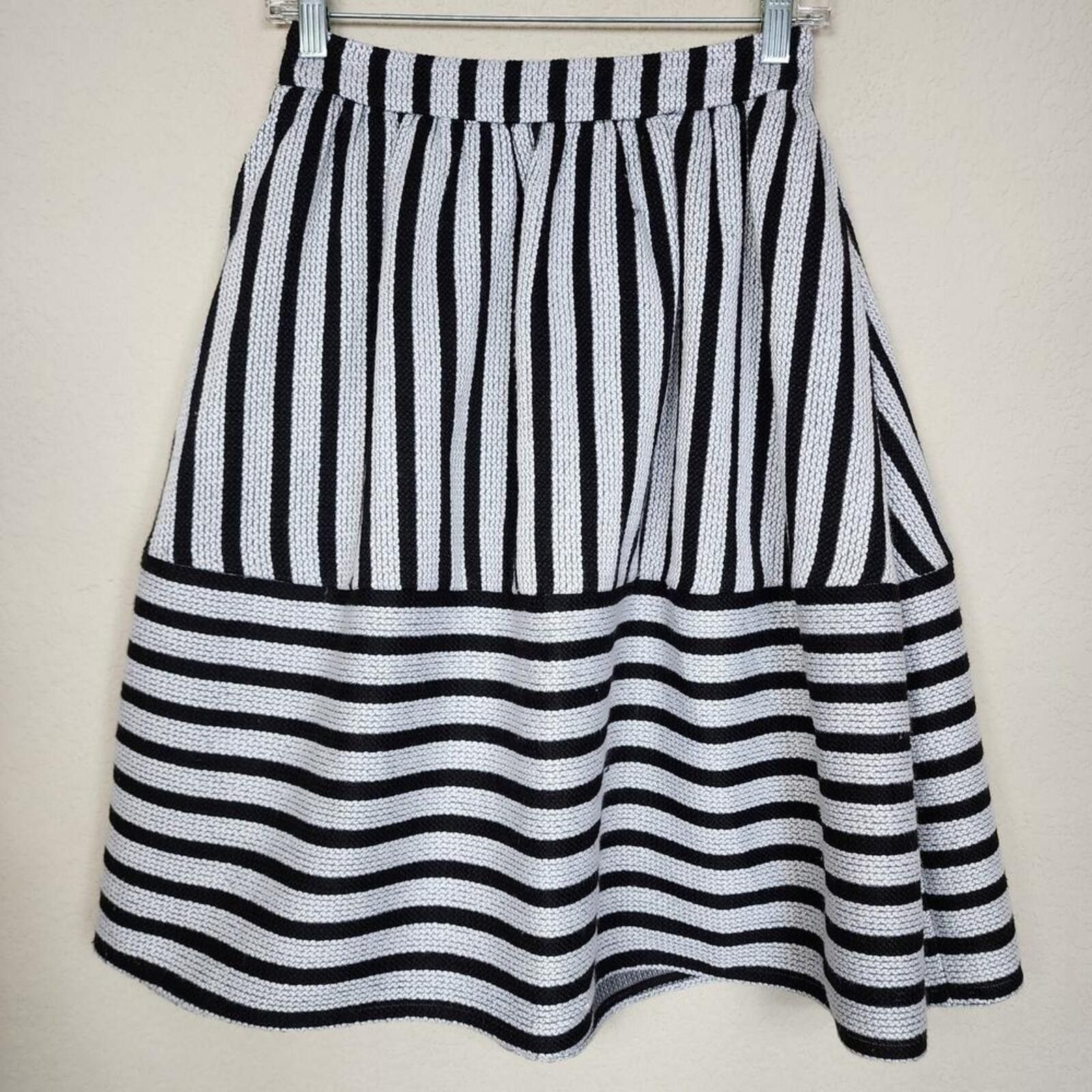 Express Express Size 2 Black White Striped Skirt Size 26" / US 2 / IT 38 - 1 Thumbnail