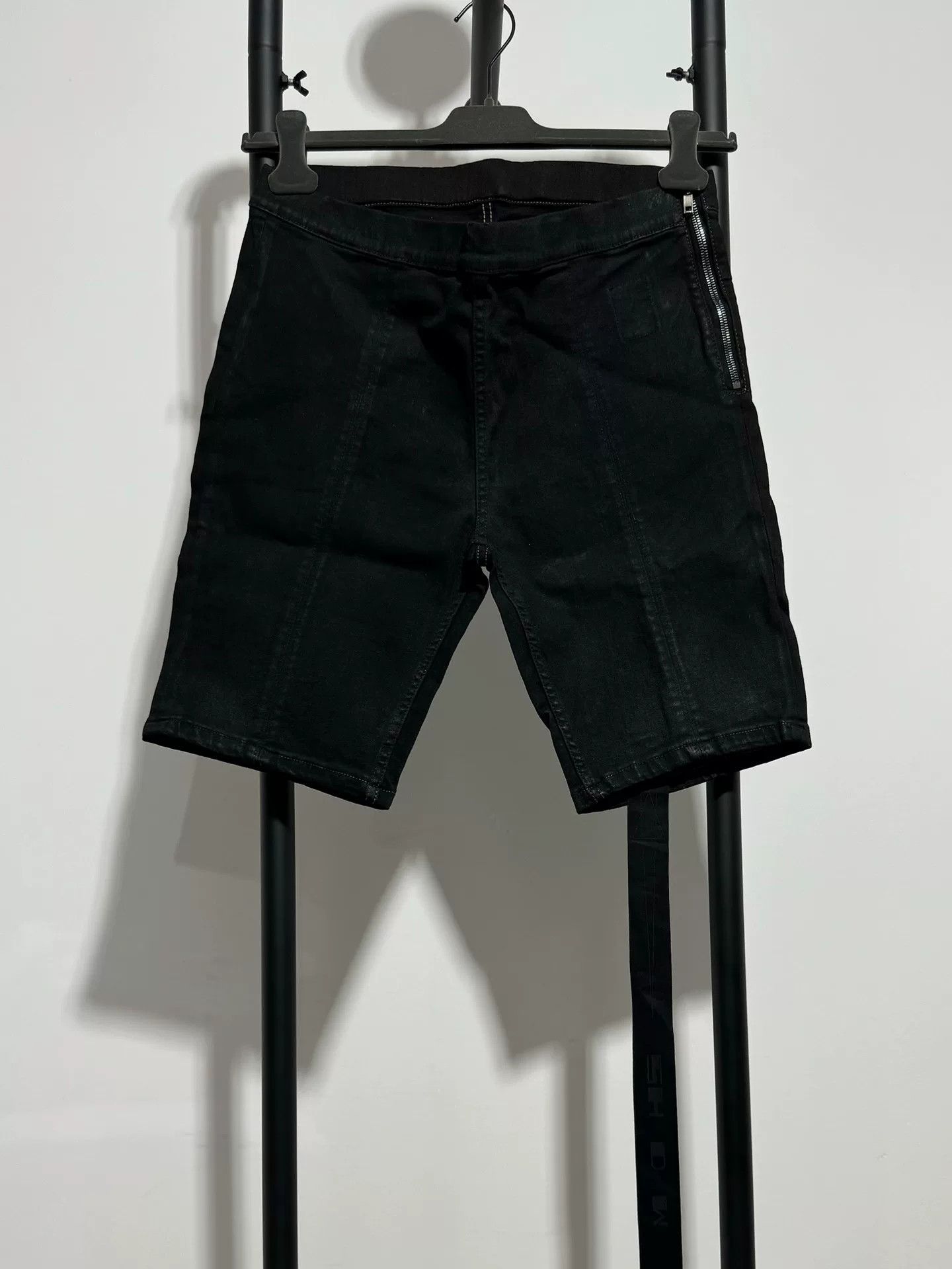 Rick Owens rick owens women's black waxed shorts Size 42" / US 20 - 1 Thumbnail