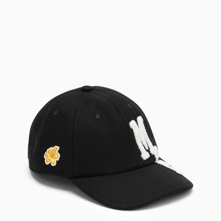 o1d2blof0524 Size: OS Sports Hat in Black