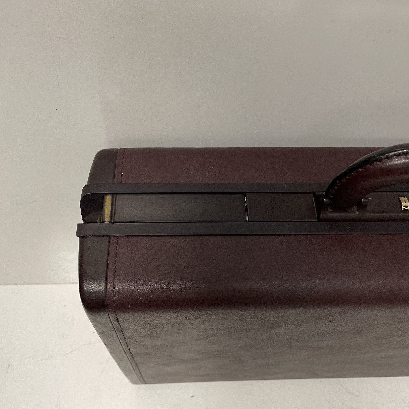 Samsonite VTG Samsonite 1987 Burgundy Laureate Leather Briefcase Size ONE SIZE - 4 Thumbnail