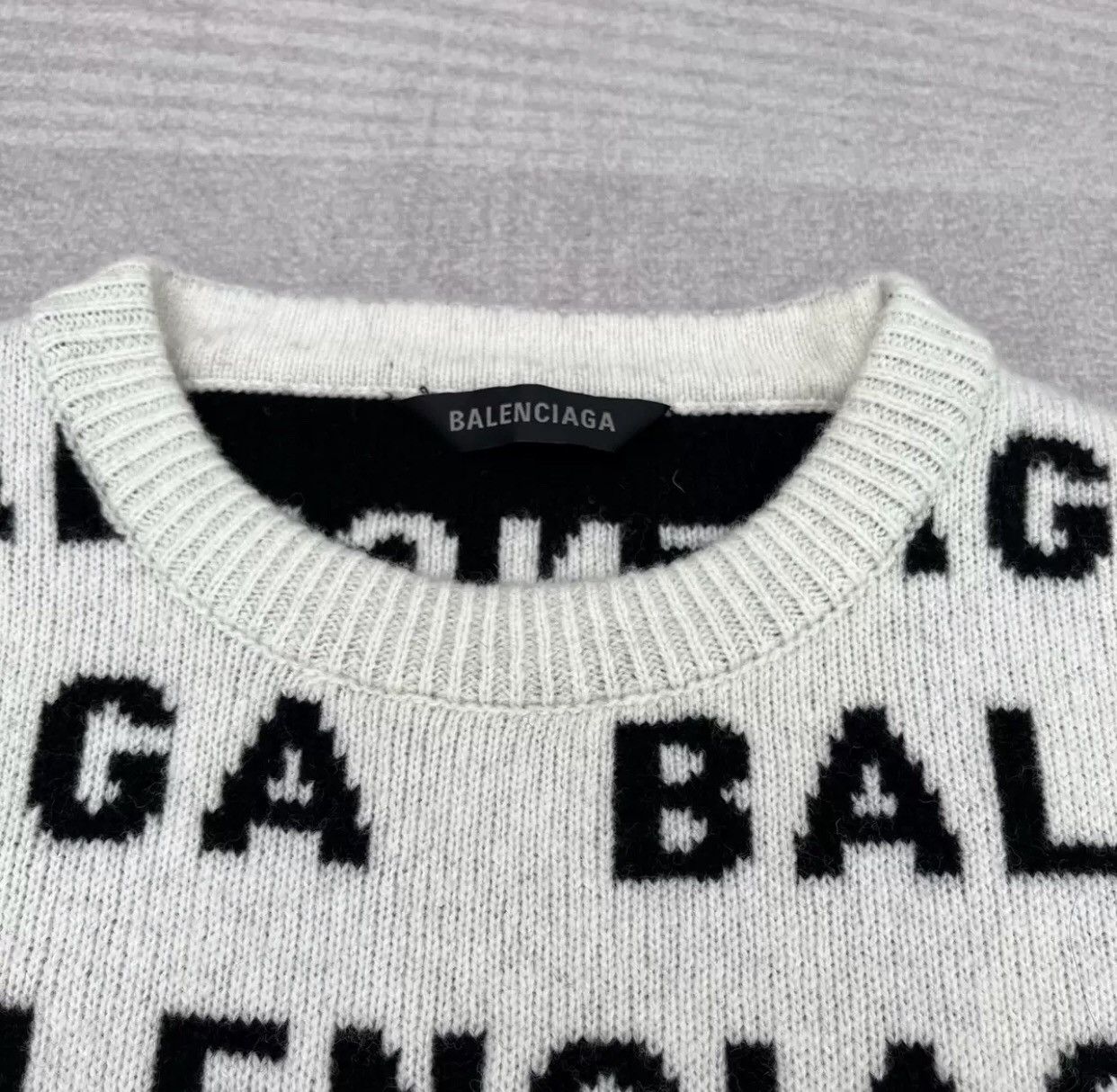 Balenciaga Balenciaga logo round neck long sleeved sweater Size US S / EU 44-46 / 1 - 3 Thumbnail