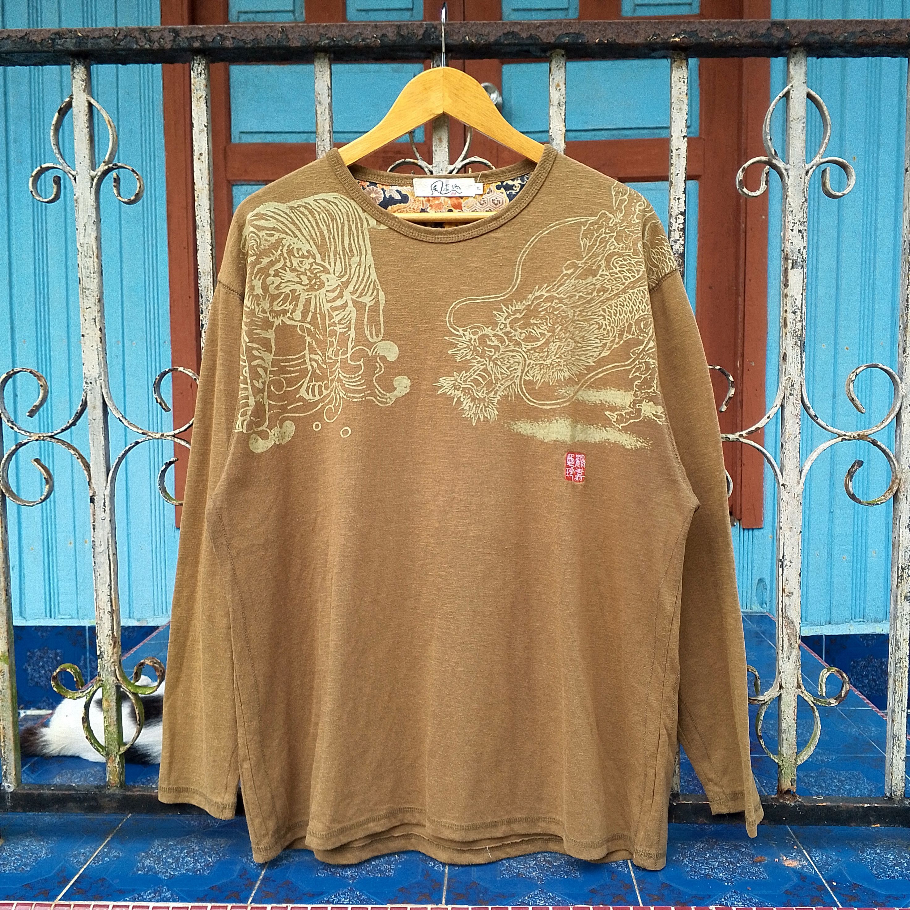 Japanese Brand Vintage Sukajan Sourvenir Tiger & Dragon Embroidery Tshirt Size US XL / EU 56 / 4 - 2 Thumbnail