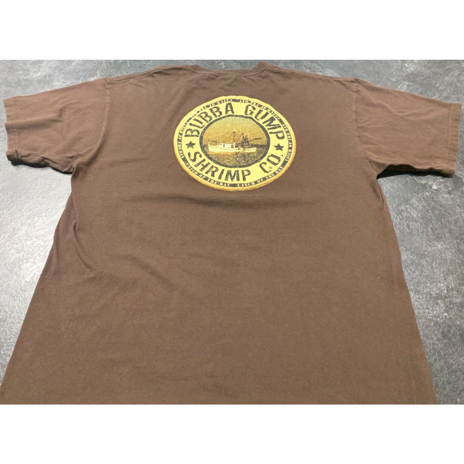 CO VINTAGE Bubba Gump Shrimp Co Men T-Shirt XL Brown Short Sleeve Crew Neck Logo 90s Movie Nautical Size US XL / EU 56 / 4 - 2 Thumbnail