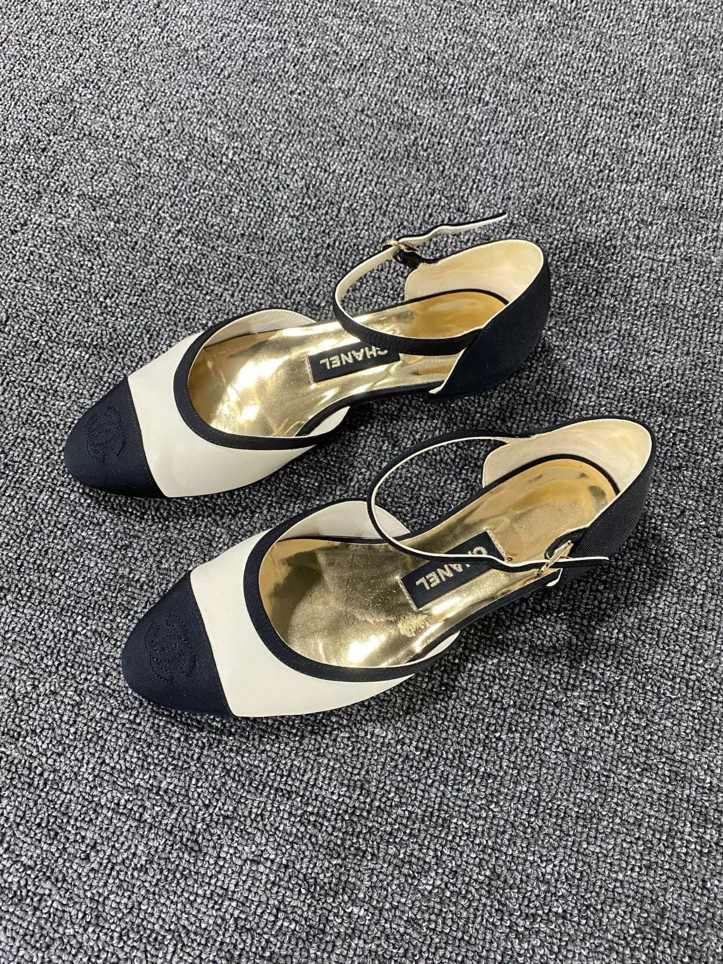 Chanel Chanel Black & White Color Blocked Ballet Flats 36 Size US 5.5 / IT 35.5 - 1 Thumbnail