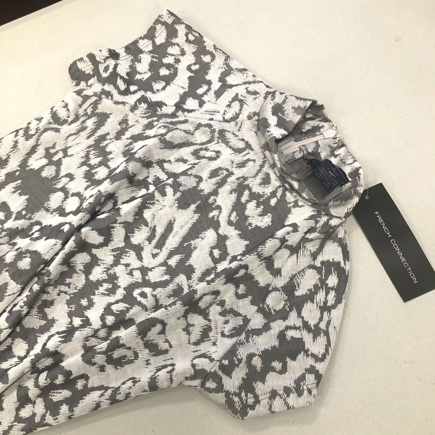 French Connection FRENCH CONNECTION Cocktail Dress Silver Confetti Size 0 Short Sleeve V-Neck Back Zipper Women's Party Mini Dress Size XS / US 0-2 / IT 36-38 - 4 Thumbnail